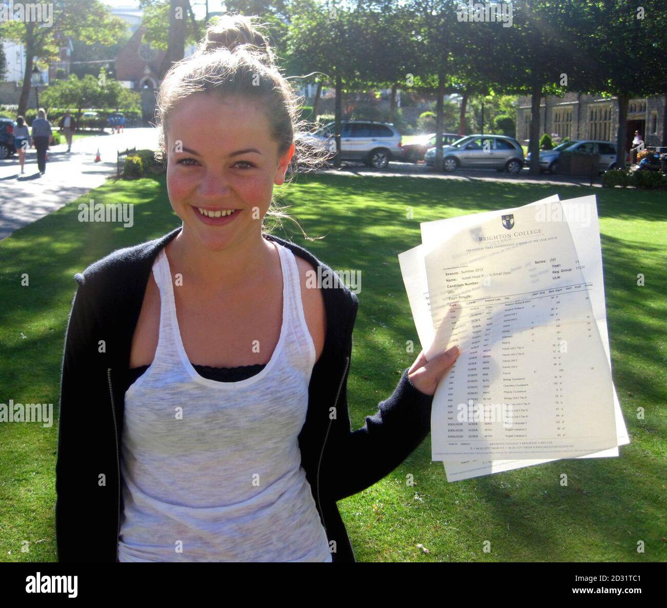 NOTA EDS - ALCUNE INFORMAZIONI SUL MODULO GCSE SONO STATE RIMOSSE DAL PA PICTURE DESK. L'attrice teen Izzy Meikle-Small, 16, che ha guadagnato nove A*s mentre giocolava i suoi studi con i ruoli della TV e del film, compreso in mai Let Me Go e le grandi aspettative della BBC, al Collegio di Brighton nel Sussex orientale questa mattina. Foto Stock