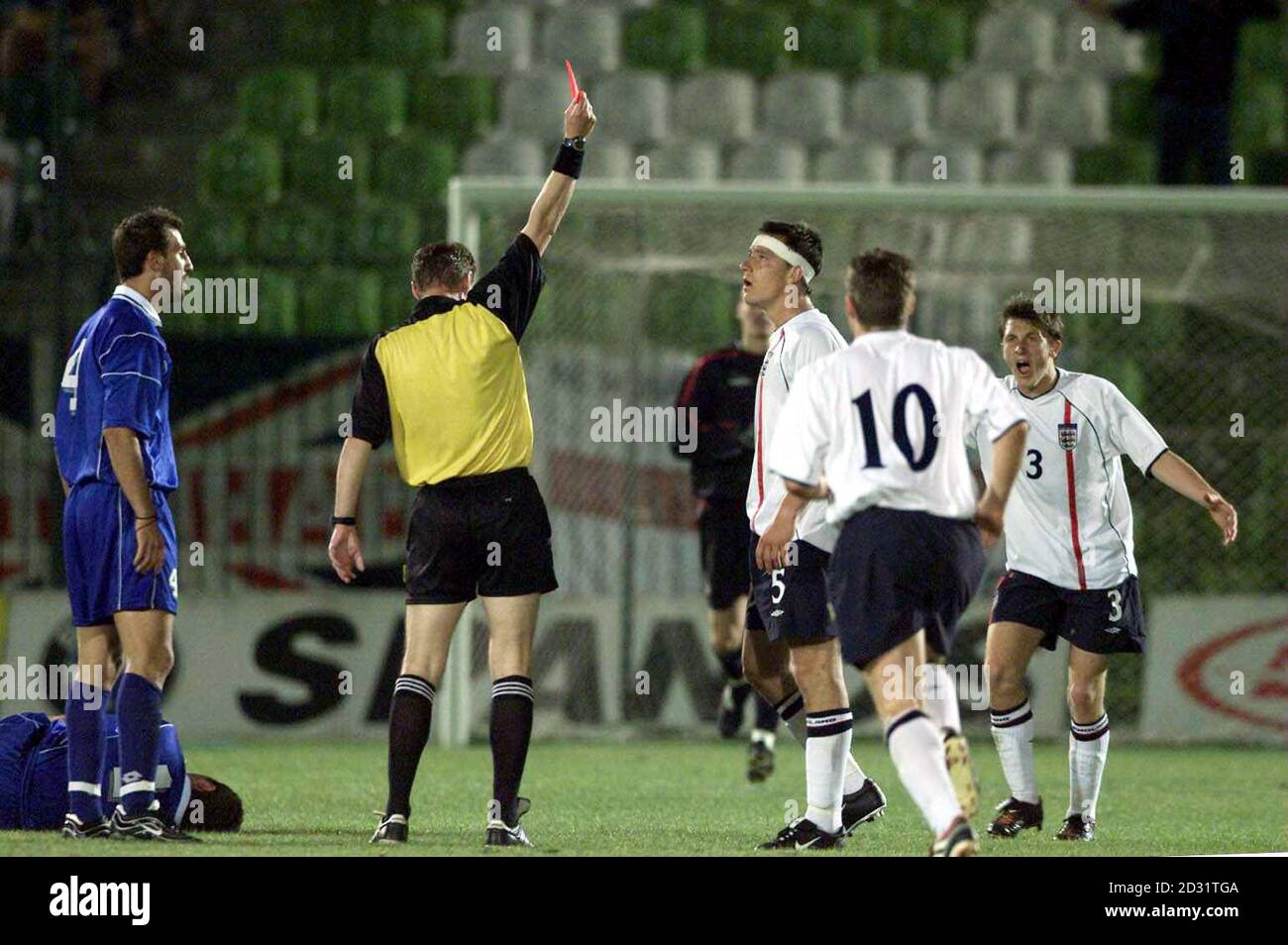 Il capitano inglese John Terry (3° a destra) viene inviato dall'arbitro per un'eruzione cutanea su Dimitrios Salpihgidis (a sinistra, sdraiato) in Grecia, durante la seconda metà della loro partita di calcio Under-21 European Championship allo stadio FC di Panathinaikos, Atene, in Grecia. Foto Stock