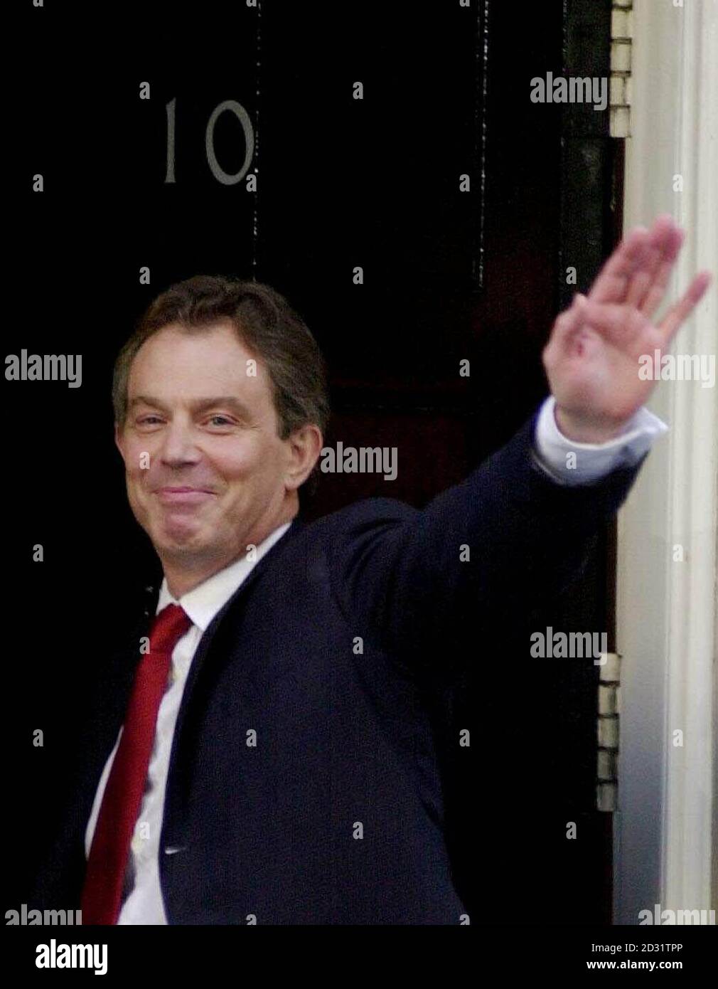 Il primo ministro britannico Tony Blair e sua moglie Cherie arrivano alla sua residenza ufficiale di Londra a Downing Street dopo aver vinto le elezioni generali e aver ottenuto una seconda vittoria storica della frana laburista. Foto Stock