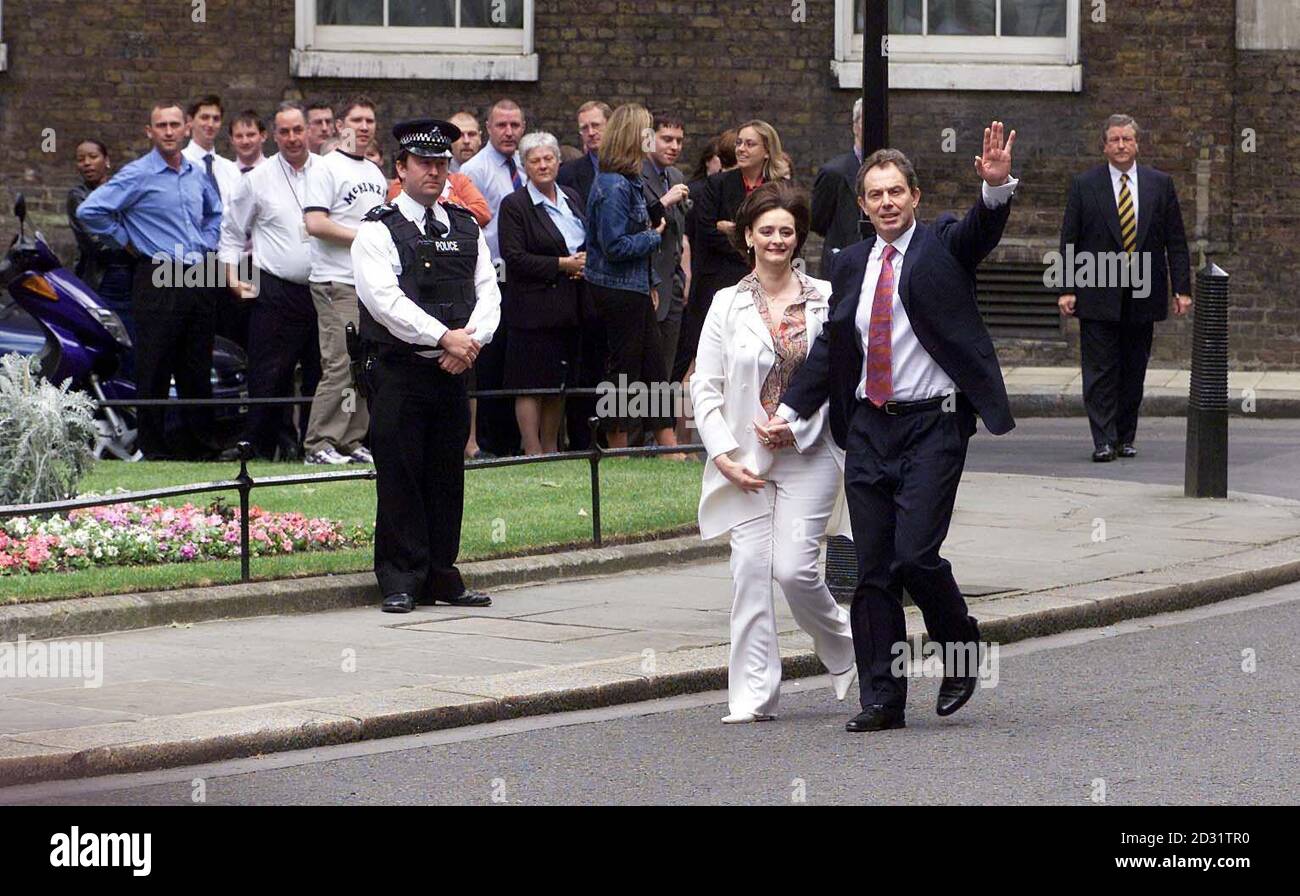 Il primo ministro Tony Blair e sua moglie Cherie camminano lungo Downing Street, dopo aver vinto le elezioni generali e aver ottenuto una seconda vittoria storica della frana laburista. Foto Stock