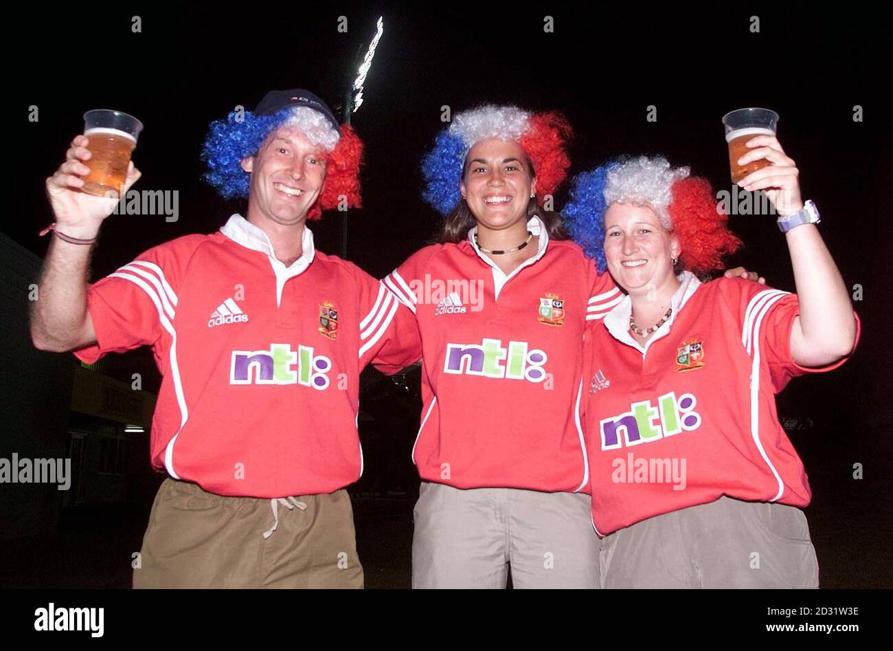 I tifosi dei Lions britannici e irlandesi (da sinistra a destra) Douglas, Nicky e Laura gusteranno una birra pre-partita al Dairy Farmers Stadium di Townsville, 2001 prima che i Lions assuma il Queensland. Foto Stock