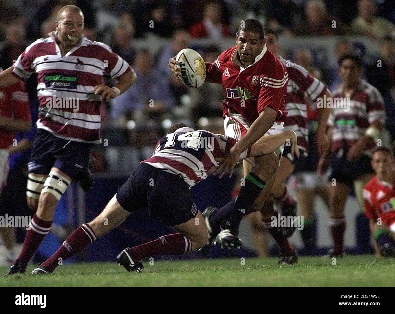 L'uomo britannico e irlandese della partita Colin Charvis scombatte il Tackle of David McCallum del XV presidente del Queensland nella partita International Tour al Dairy Farmers Stadium di Townsville, 2001. Foto Stock