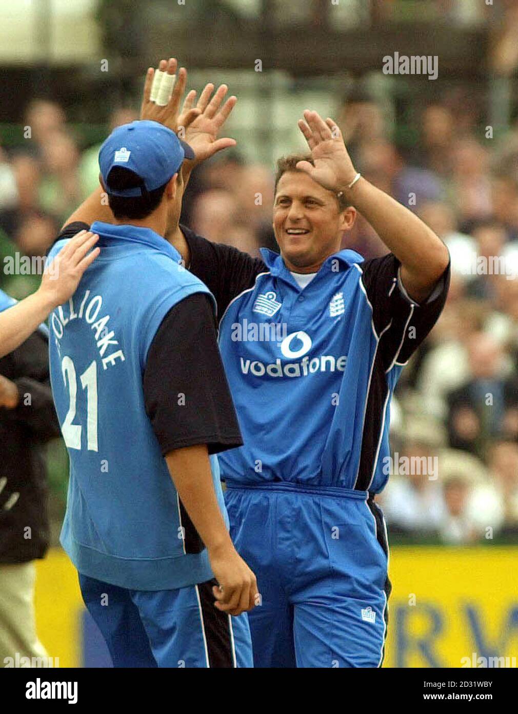 Darren Gough (R) e ben Hollioake in Inghilterra celebrano il wicket di Adam Gilchrist in Australia, durante la partita Triangle International di NatWest Series a Old Trafford, Manchester, 2001. Foto Stock