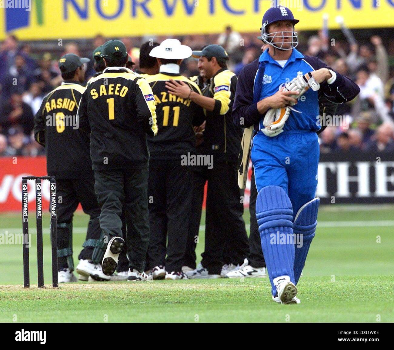 Il capitano dell'Inghilterra Alec Stewart (a destra) si allontana dopo essere stato licenziato dal capitano pakistano Waqar Younis, durante la partita triangolare di un giorno della NatWest Series a Headingley, Leeds. Foto Stock