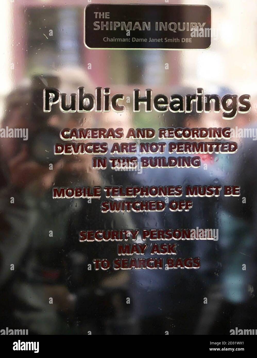 I membri dei media sono riportati in un avviso al di fuori del Municipio di Manchester, per l'inizio dell'inchiesta Shipman. L'inchiesta di DBE di Dame Janet Smith indaga fino a 618 morti e potrebbe richiedere fino a due anni per completare. * l'inchiesta è stata detta che la polizia, l'ufficio domestico e le autorità mediche tutti non hanno preso l'azione per fermare il GP del killer Harold Shipman che maneggia le droghe malgrado una convinzione per forgiare le prescrizioni per le quantità massicce nella sua carriera iniziale. *19/07/02 il segno fuori dall'inchiesta in famiglia GP Harold Shipman, da Hyde, Manchester, che ha riferito Venerdì 19 luglio, 2 Foto Stock