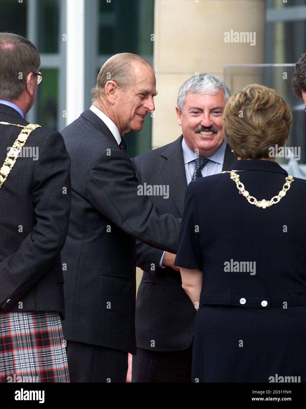 Il Duca di Edimburgo (centro a sinistra) ritornando alla scena di un edificio di fabbrica ha aperto quasi 50 anni fa con il Lord Provost di Edimburgo, Eric Milligan (centro a destra) e la moglie Janice. * nel 1954 si trovava a Edimburgo per aprire la costruzione di blocchi Lab del produttore di difesa Ferranti, ora noto come BAE Systems. Oggi gli è stata presentata una replica della chiave d'oro che ha utilizzato in quell'occasione per svelare un edificio di 30 milioni di vetro sulla Ferry Road, che sarà il nuovo centro delle attività ingegneristiche dell'azienda. Foto Stock