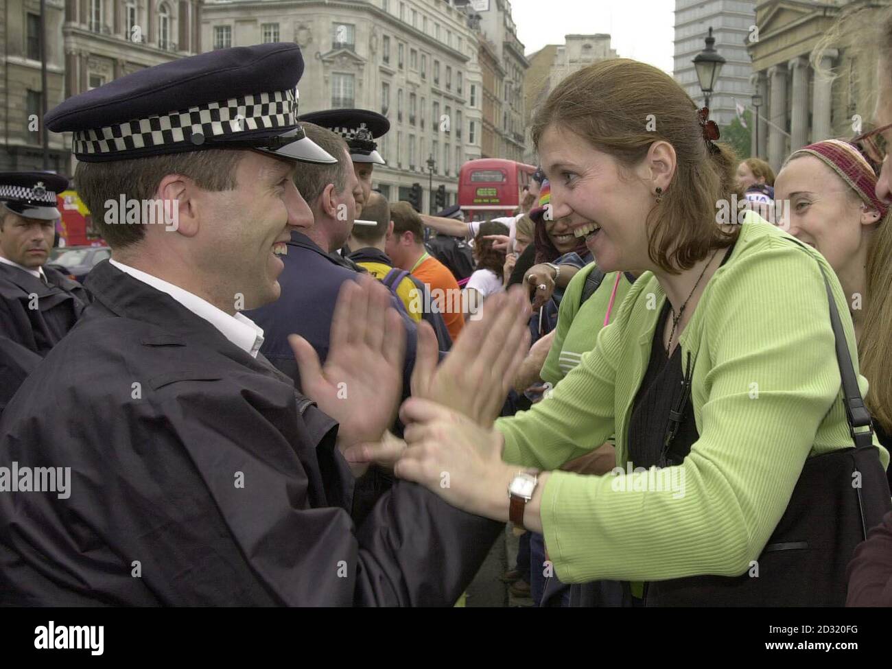 Un ufficiale di polizia cerca di parlare con dimostranti sordi in lingua dei segni in Trafalgar Square. La demo è stata organizzata dalla comunità dei non udenti per far sì che il governo riconosca la lingua dei segni come lingua ufficiale a sé stante. Foto Stock