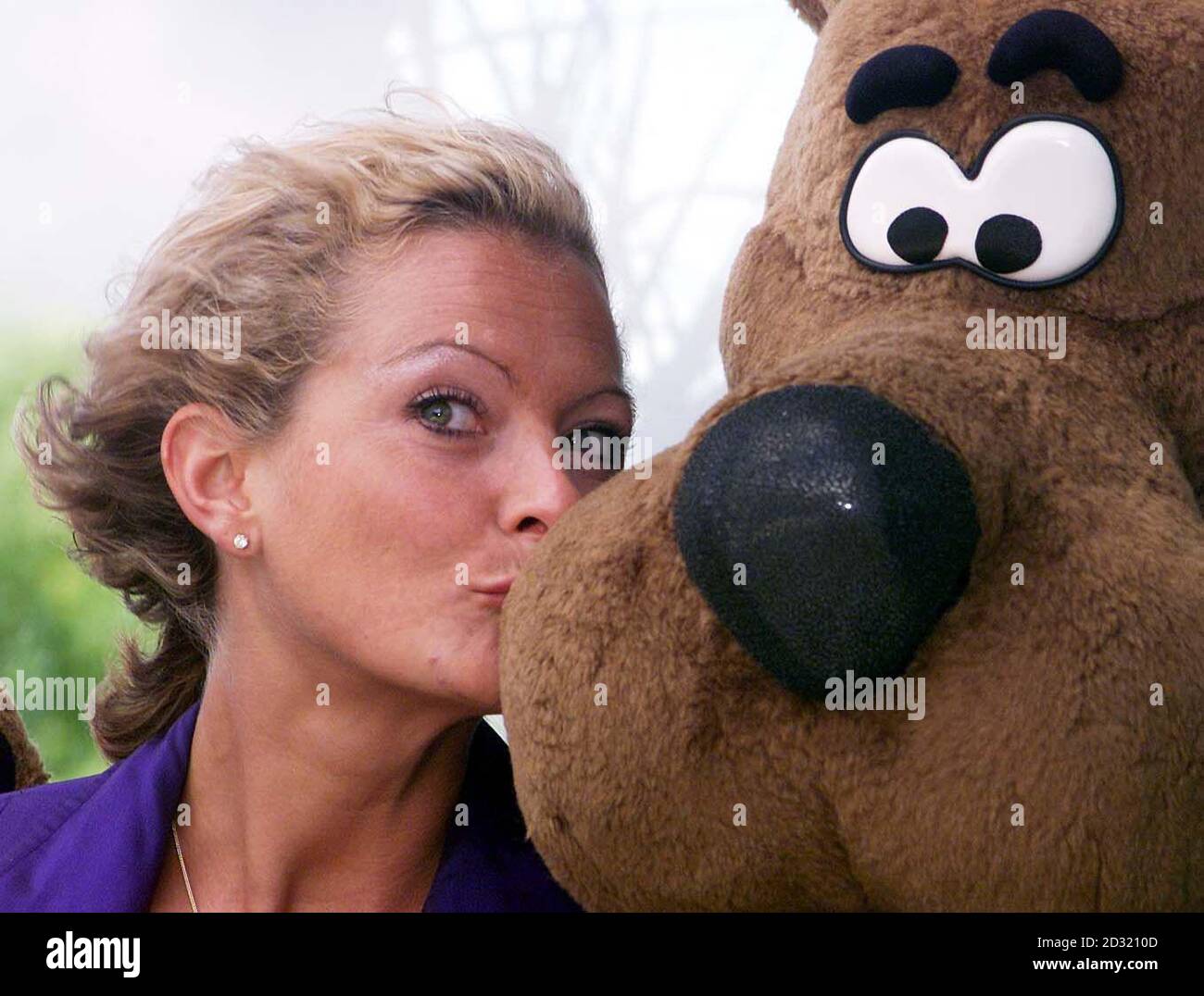 Tracy Shaw e Scooby Doo al lancio di ITV Digital a Londra. Il servizio è di proprietà comune di Carlton e Granada ed era precedentemente conosciuto come ONdigital quando è andato 'in aria' nel novembre 1998 con 30 canali. * è stata la prima piattaforma digitale terrestre commerciale al mondo, che ha fornito la TV digitale attraverso un'antenna, senza bisogno di parabole o cavi. Foto Stock