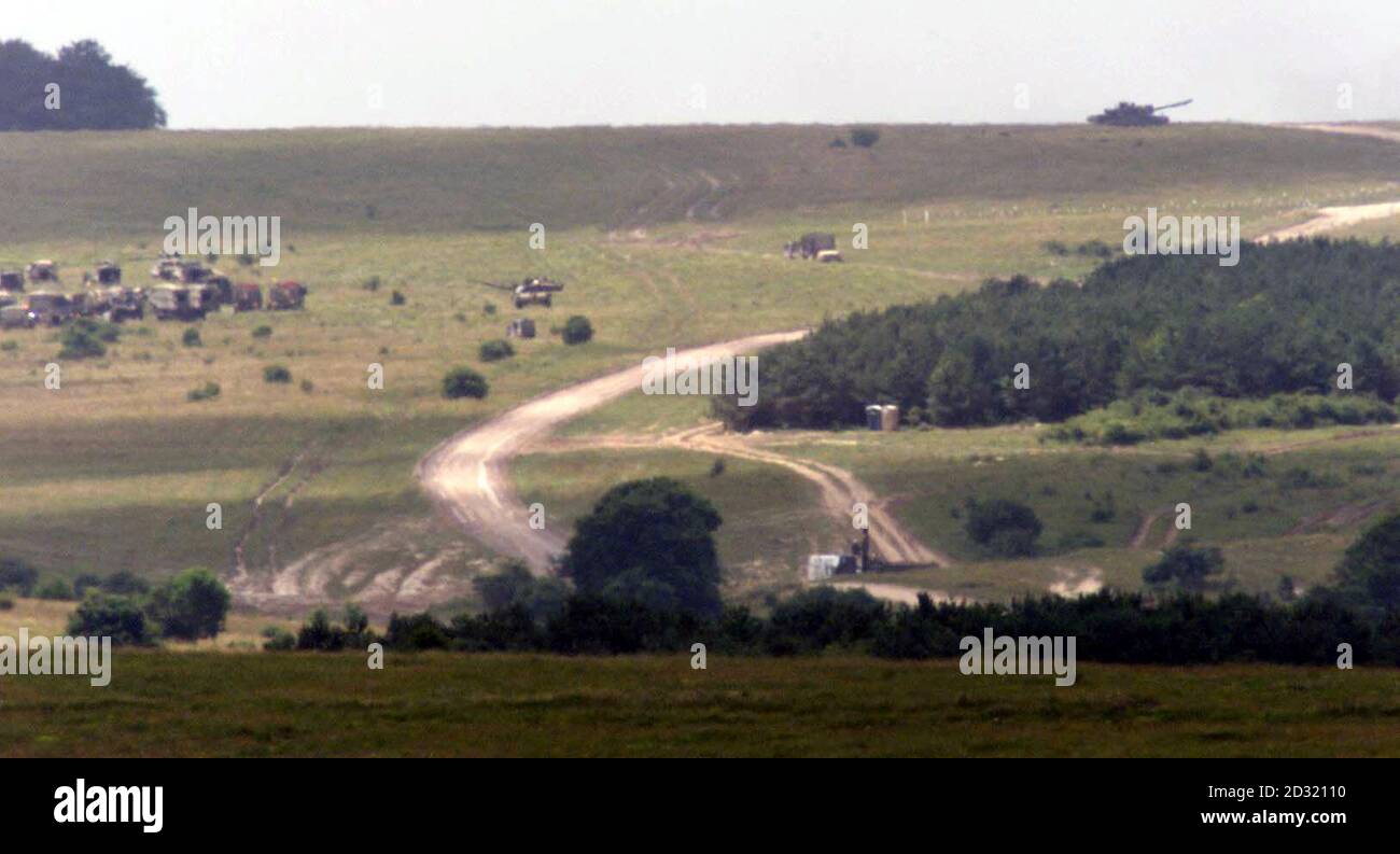 Un carro armato Challenger 2 all'orizzonte mentre i maniacale dell'esercito continuano sulla piana di Salisbury, nel Wiltshire, dopo che due soldati sono stati uccisi e altri due feriti dopo un carro armato rovesciato durante le esercitazioni dell'esercito. * il Ministero della Difesa (MOD) ha dichiarato che le vittime, che non sono ancora state identificate, facevano parte di un addestramento di quattro persone in un carro armato Challenger 2 alle 8:45 11/07/01, quando si è verificato un incidente a Salisbury Plain. Foto Stock