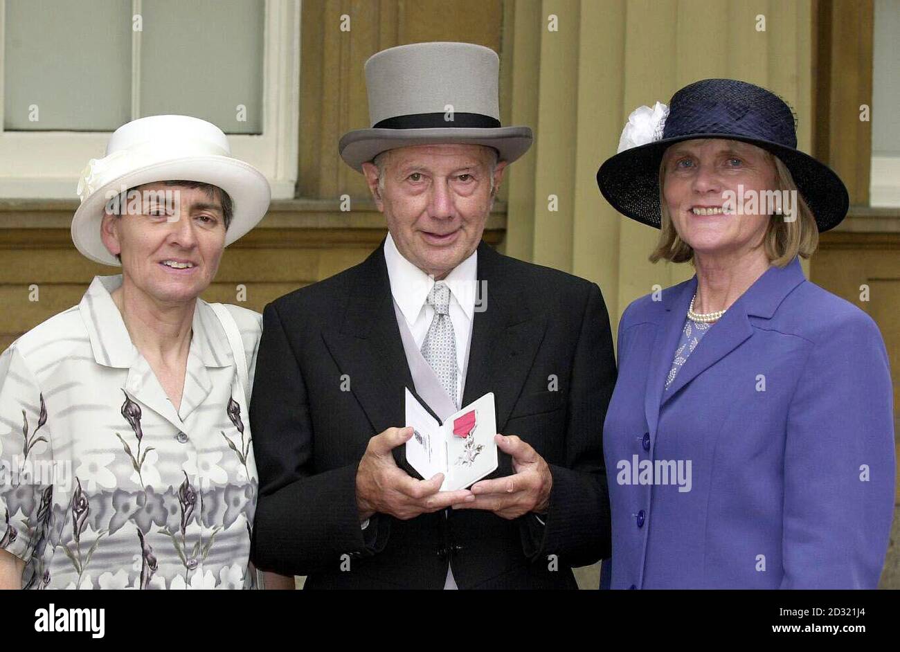 Antony Drake con gli amici (L) Susan Warren e Mavis Rear dopo aver ricevuto un MBE dalla Regina Elisabetta II della Gran Bretagna, durante una cerimonia di investitura tenuta a Buckingham Palace, Londra. Foto Stock