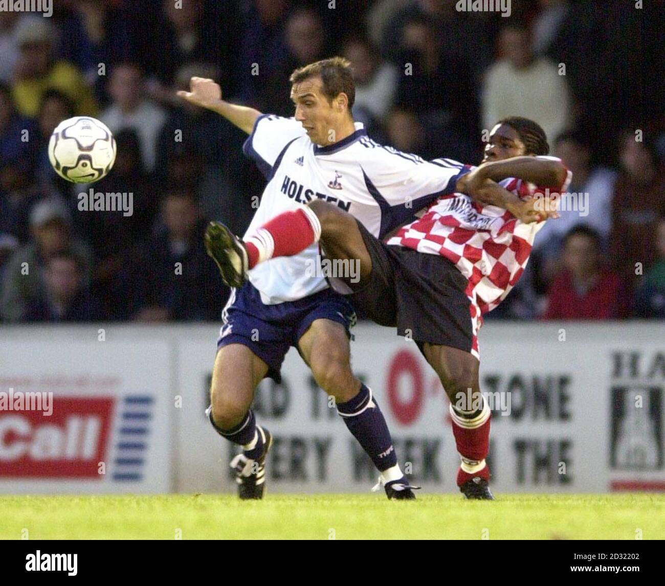 Aaron McLean (R) di T Leyton Orient sfida Goran Bunjevecic di Tottenham Hotspur, durante il gioco Steve Castle Testimonial al Leyton Stadium, Brisbane Road, Londra. Foto Stock