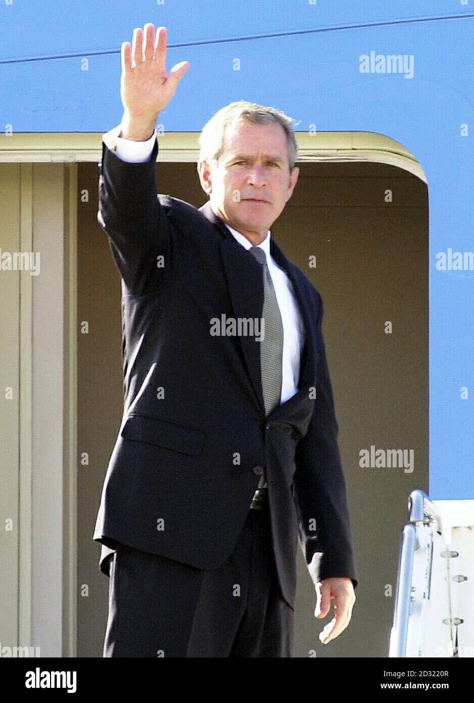 Il Presidente DEGLI STATI UNITI Bush, prima di partire da Brize Norton, Oxforshire, su Air Force One per volare al G8 Summit di Genova, Italia. *...dopo una precedente discussione con il signor Blair nella sua residenza di paese a Chequers, il signor Bush ha riconosciuto, Le sue proposte probabilmente riceveranno una risposta molto più fredda al vertice del G8 di Genova a cui entrambi gli uomini stanno partecipando, dove i leader europei si aspettavano di nuovo di esprimere la loro preoccupazione di rischiare di scatenare una nuova corsa agli armamenti. 21/07/01 più di due terzi dei deputati laburisti al banco del lavoro hanno firmato una mozione parlamentare che chiede a Tony Blair di adottare un approccio prudente Foto Stock