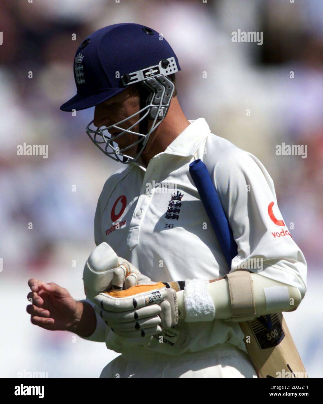 L'inglese Alec Stewart torna al padiglione dopo essere stato catturato da Adam Gilchrist e prostrato da Glenn McGrath durante il secondo test di nPower Cricket tra l'Inghilterra e l'Australia a Lords, Londra. Foto Stock