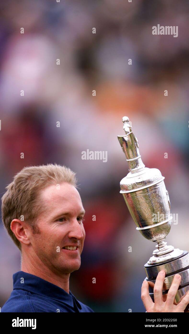 Il David Duval degli Stati Uniti celebra con la caraffa di claret sul 18° verde al 130° Campionato aperto al campo da golf Royal Lytham & St Annes. Ha vinto il torneo terminando il suo round 10 sotto il par. Foto Stock