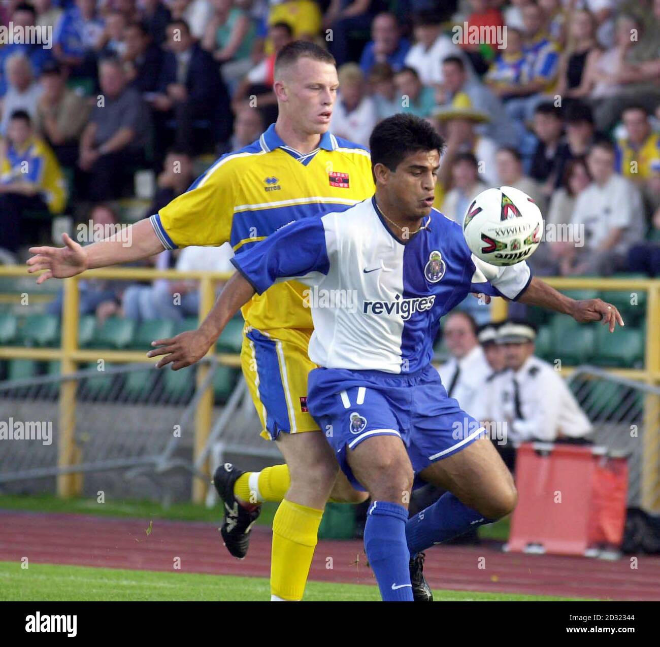 Michael Flynn di Barry Town (a sinistra) combatte con l'Hugo Ibarra dell'FC Porto durante la seconda prova di qualificazione della UEFA Champions League, seconda partita al Jenner Park di Barry, Galles. Foto Stock