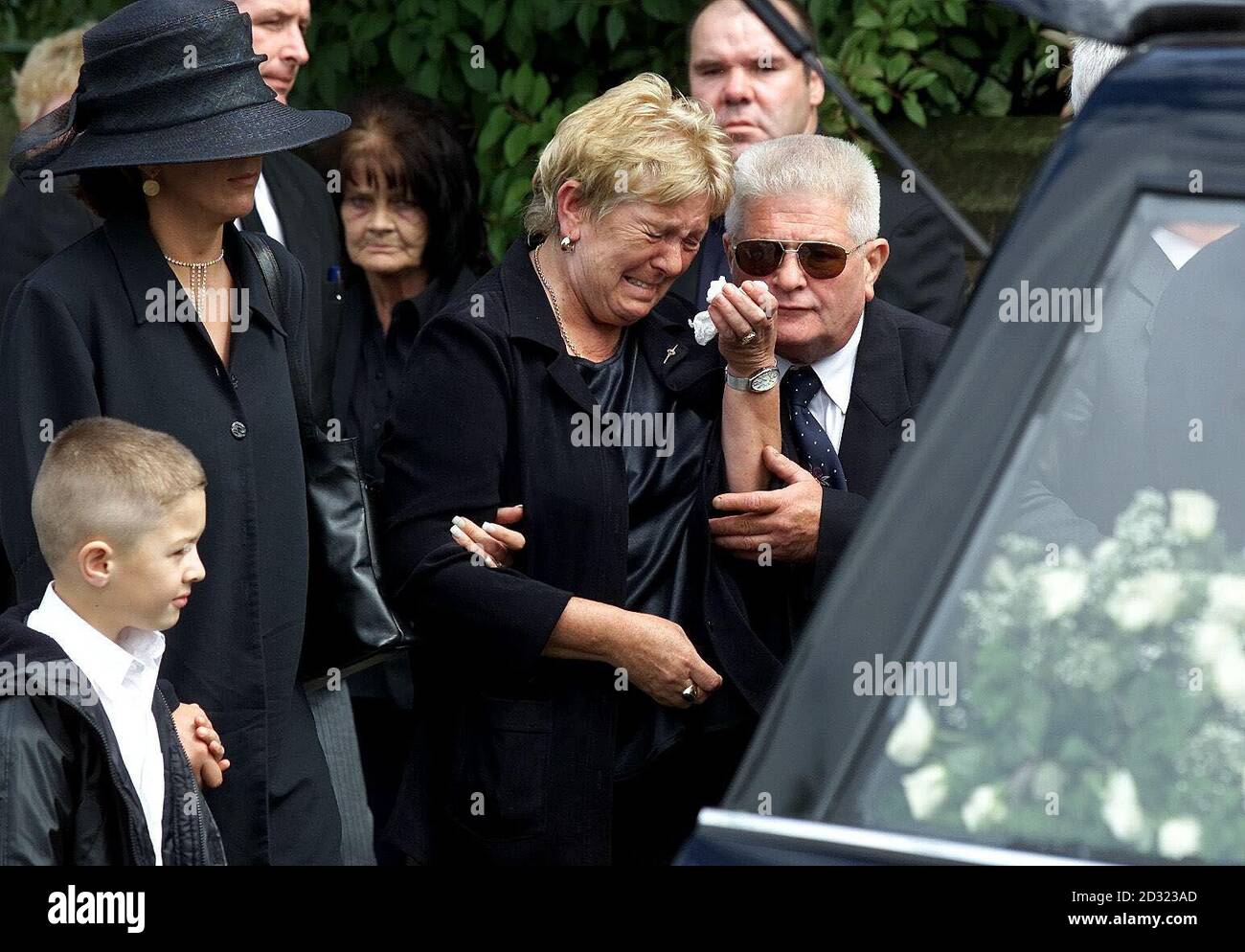 Un'emozionale Marie Kernan al funerale del suo figlio schizofrenico Andrew che è stato ucciso in strada dalla polizia. * la signora Kernan, 59 anni, visse con suo figlio, un ex giardiniere di 37 anni, che fu sparato due volte nel petto dopo aver ignorato le ripetute richieste di far cadere una spada Samurai. Il suo funerale fu alla Chiesa di Sant'Anna nella zona di Wavertree di Liverpool. Foto Stock