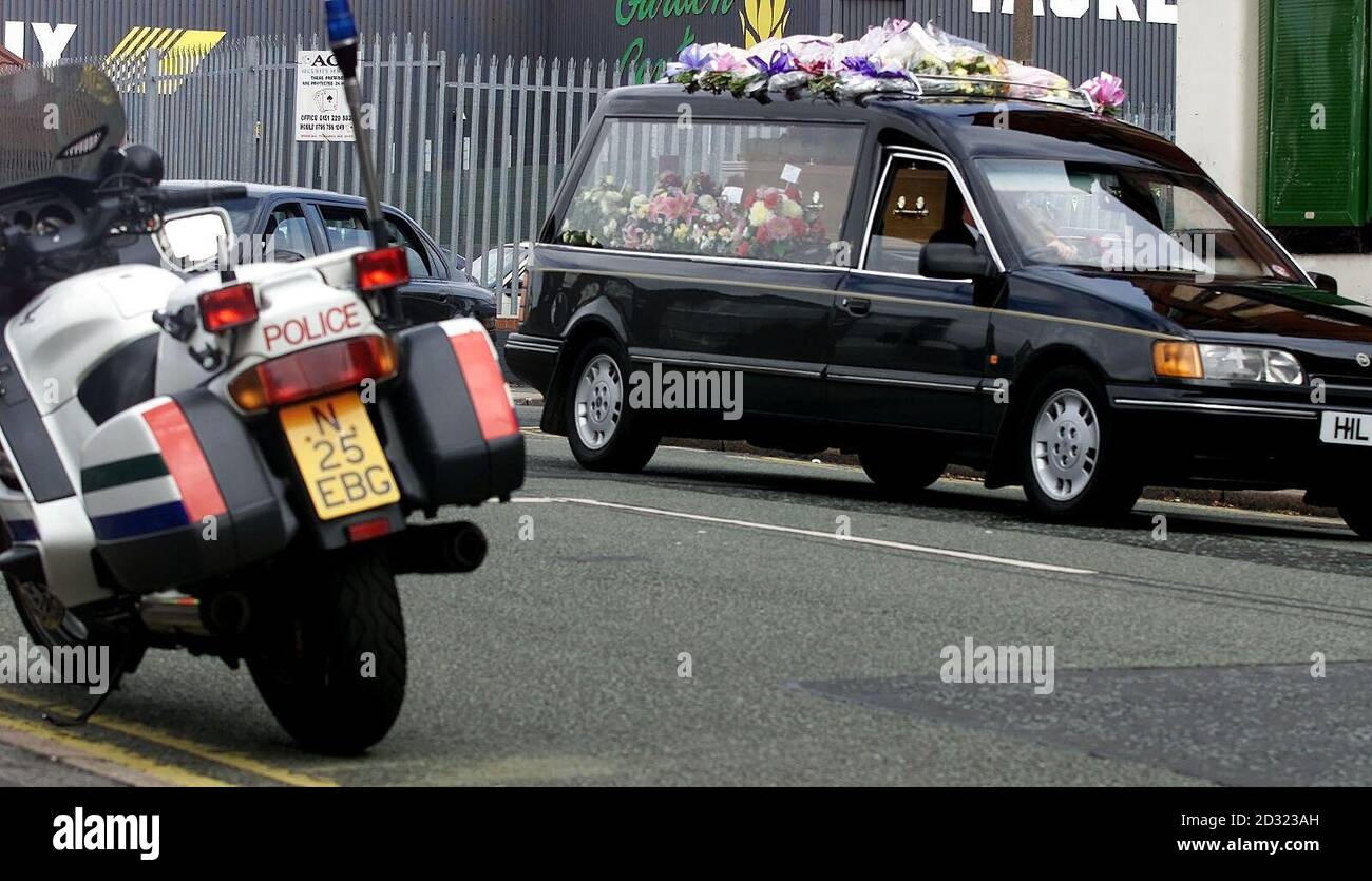 L'auto funeraria ornata da fiori dello schizofrenico Andrew Kernan, che è stato ucciso in strada dalla polizia. * l'ex giardiniere di 37 anni è stato sparato due volte nell'anno di cassa dopo che riferito ignorando le richieste ripetute di cadere una spada di Samurai. Il suo funerale fu alla Chiesa di Sant'Anna nella zona di Wavertree di Liverpool. Foto Stock