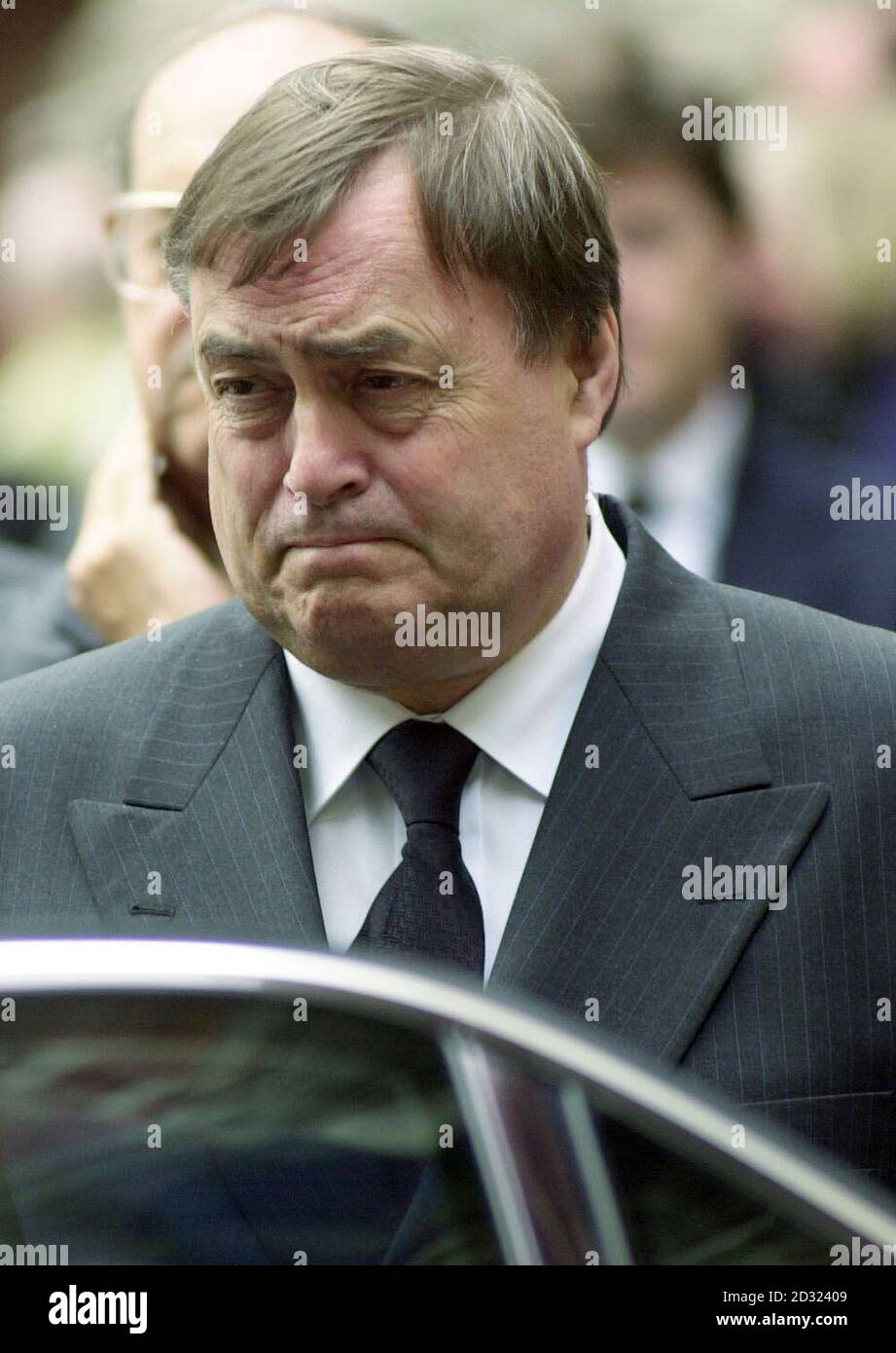 Il vice primo ministro John Prescott dopo i funerali di Lord Longford si sono tenuti nella Cattedrale di Westminster nel centro di Londra. Lord Longford nato Francis Aungier Pakenham, il settimo conte di Longford, morì all'età di 95 anni. * ha attirato critiche per la sua lunga lotta a nome di Moors Murderer Hindley, ma ha fatto una campagna su una serie di altre questioni. Foto Stock