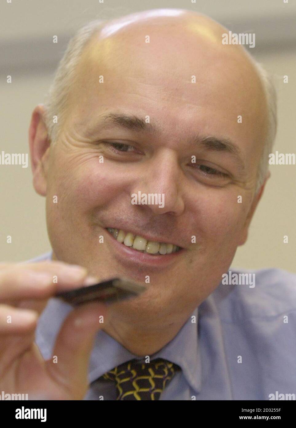 Il candidato alla leadership del Partito conservatore Iain Duncan Smith durante una visita ad una società Internet a Ipswich. Il segretario della difesa ombra ha rivoltato con rabbia il suo rivale di leadership Tory Kenneth Clarke, accusandolo di aver eseguito una 'campagna magra'. * su uno dei legami del suo team con l'estrema destra British National Party. Foto Stock