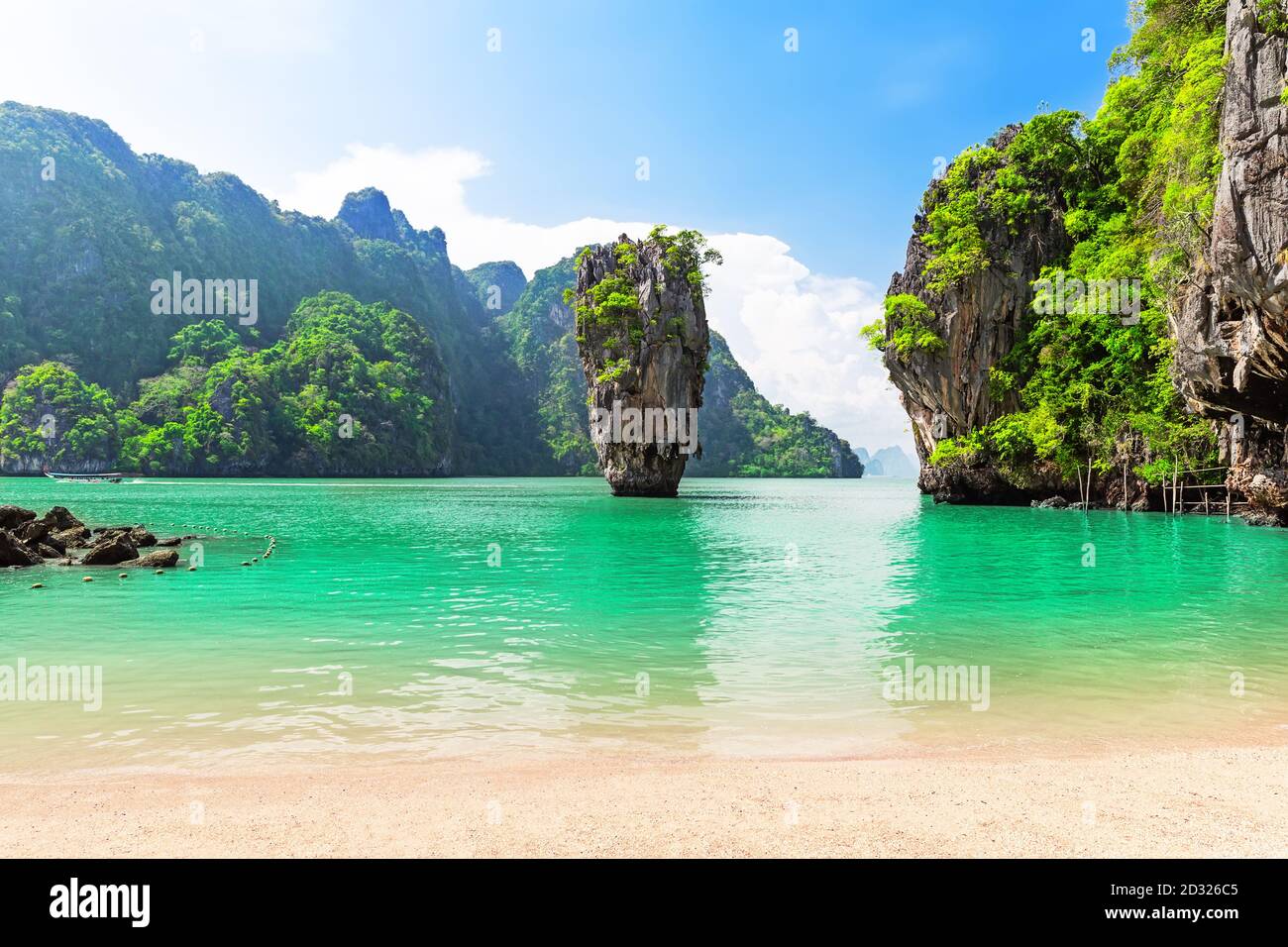 Famosa isola di James Bond vicino a Phuket in Thailandia. Foto di viaggio dell'isola di James Bond nella baia di Phang Nga, Thailandia. Foto Stock