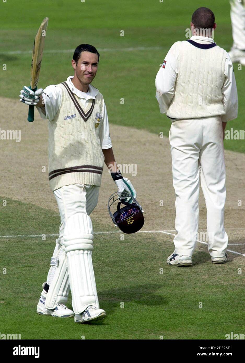 Il Surrey's ben Hollioake celebra il suo secolo inaugurale in questo paese contro lo Yorkshire durante la partita del Cricinfo County Championship all'Oval, Londra. 23/03/02 : Inghilterra e Surrey allrounder ben Hollioake è stato ucciso in un incidente d'auto, guidando a Perth, Australia Occidentale. Era il conducente di un'auto che è uscito dalla strada e una donna sta combattendo per la sua vita in un ospedale di Perth. Il Surrey All-Rounder, di 24 anni, nacque in Australia ma si trasferì in Gran Bretagna da Perth nel 1984. Foto Stock