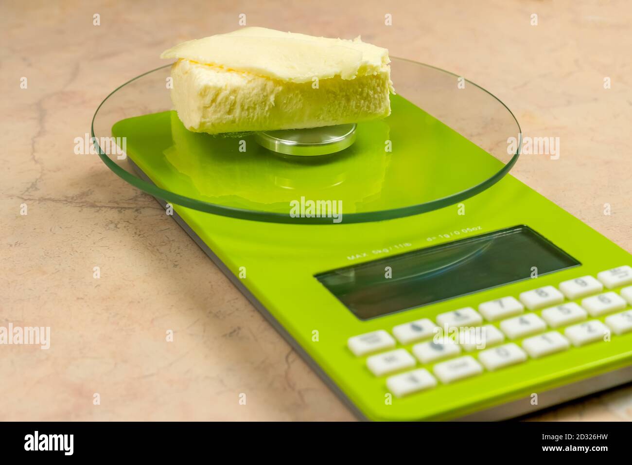 pezzo del burro su una cucina digitale verde chiaro scala Foto Stock