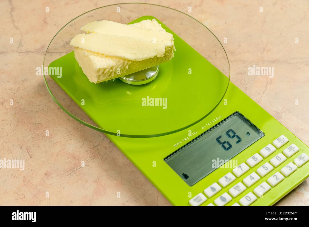 pezzo del burro su una cucina digitale verde chiaro scala Foto Stock