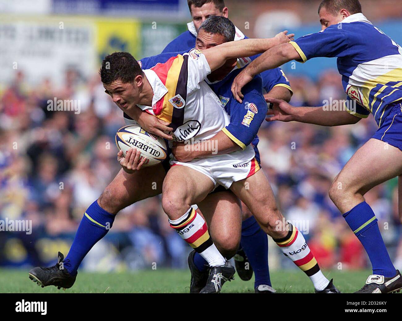 Bradford's Robbie Paul (a sinistra) è fermato da Warringtons Martin Masella durante la partita di Tetley's Bitter Super League tra Warrington e Bradford Bulls al Wilderspool Stadium di Warrington. Foto Stock