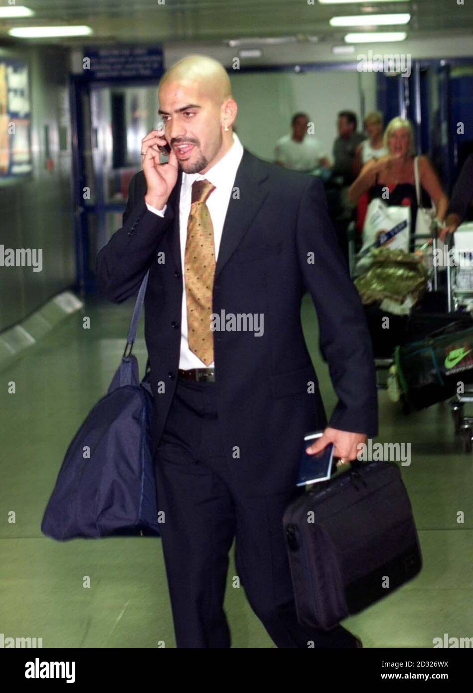 Il calciatore del Manchester United Juan Sebastian Veron e i compagni di squadra tornano all'aeroporto di Manchester dopo che la loro partita della UEFA Champions League contro Olympiakos ad Atene è stata rinviata a seguito degli attacchi terroristici in America. QUESTA IMMAGINE PUÒ ESSERE UTILIZZATA SOLO NEL CONTESTO DI UNA FUNZIONE EDITORIALE. NESSUN UTILIZZO DI MATERIALE DI PREMIERSHIP DA PARTE DI SITI WEB/INTERNET A MENO CHE IL SITO NON SIA REGISTRATO PRESSO L'ASSOCIAZIONE CALCISTICA PREMIER LEAGUE Foto Stock