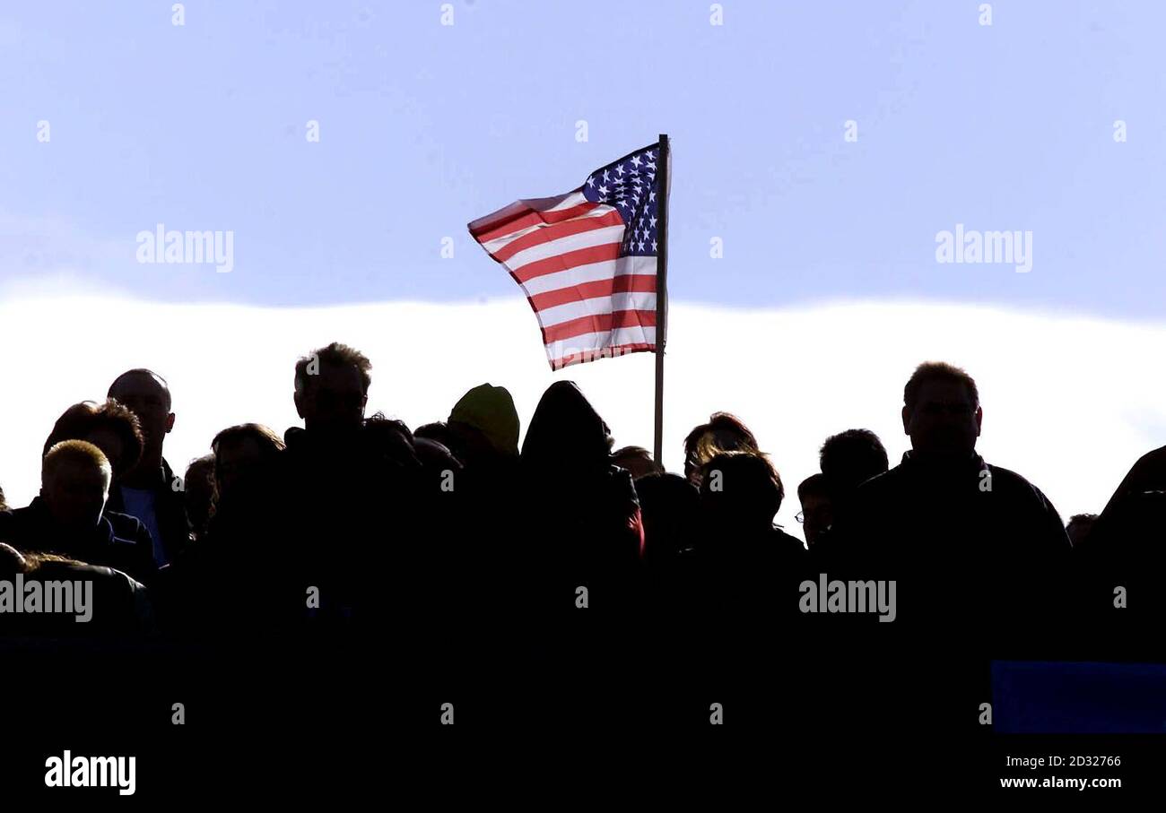 Una bandiera americana è sollevata durante il silenzio minuti prima del BUPA Great North Run a Newcastle. Foto Stock