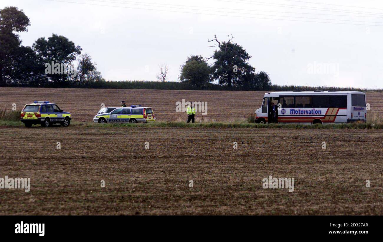 Attività di polizia nella scena in cui Lin e Megan Russell sono stati martoriati a morte in un frenetico attacco di martello, e dove i nove uomini e tre giurati donne nel processo degli imputati, Michael Stone erano in visita. * ..... La giuria è entrata nel piccolo poliziotto di Chillenden, a Kent, dove Lin, 45 anni, e Megan, sei anni, sono stati assassinati e Josie, allora nove anni, ha subito terribili lesioni alla testa. Stone, 41, ex Skinner Street, Gillingham, nega l'attacco a Cherry Garden Lane. Foto Stock