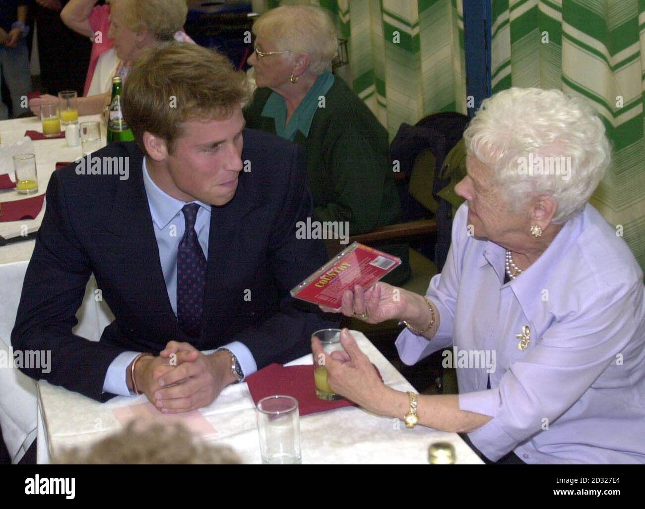 Durante la sua visita allo Springhill Community Center di Glasgow, il Principe William ha in mostra un CD Country and Western. Il Principe e suo padre il Principe Carlo passavano una giornata visitando varie parti della Scozia. * il principe William inizia alla St Andrews University lunedì con un diploma di storia dell'arte di quattro anni. Foto Stock