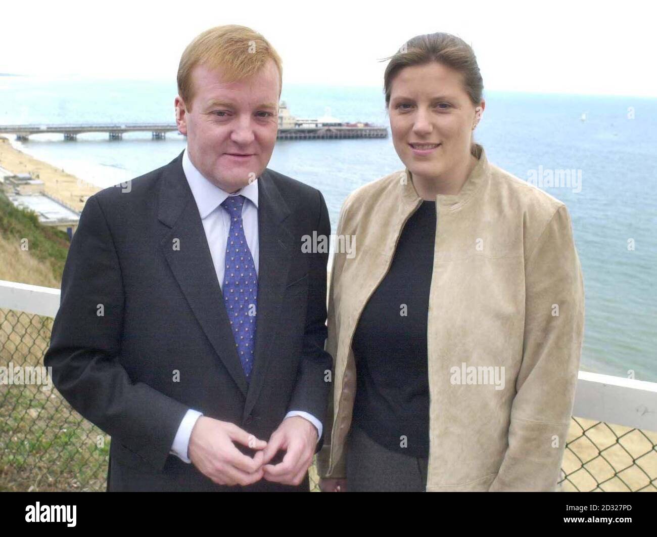 Il leader liberaldemocratico Charles Kennedy, con il suo partner Sarah Gurling a Bournemouth per iscriversi alla conferenza di partito che inizia sabato 22 settembre 2001 e si svolge fino a giovedì 27 settembre. Foto Stock