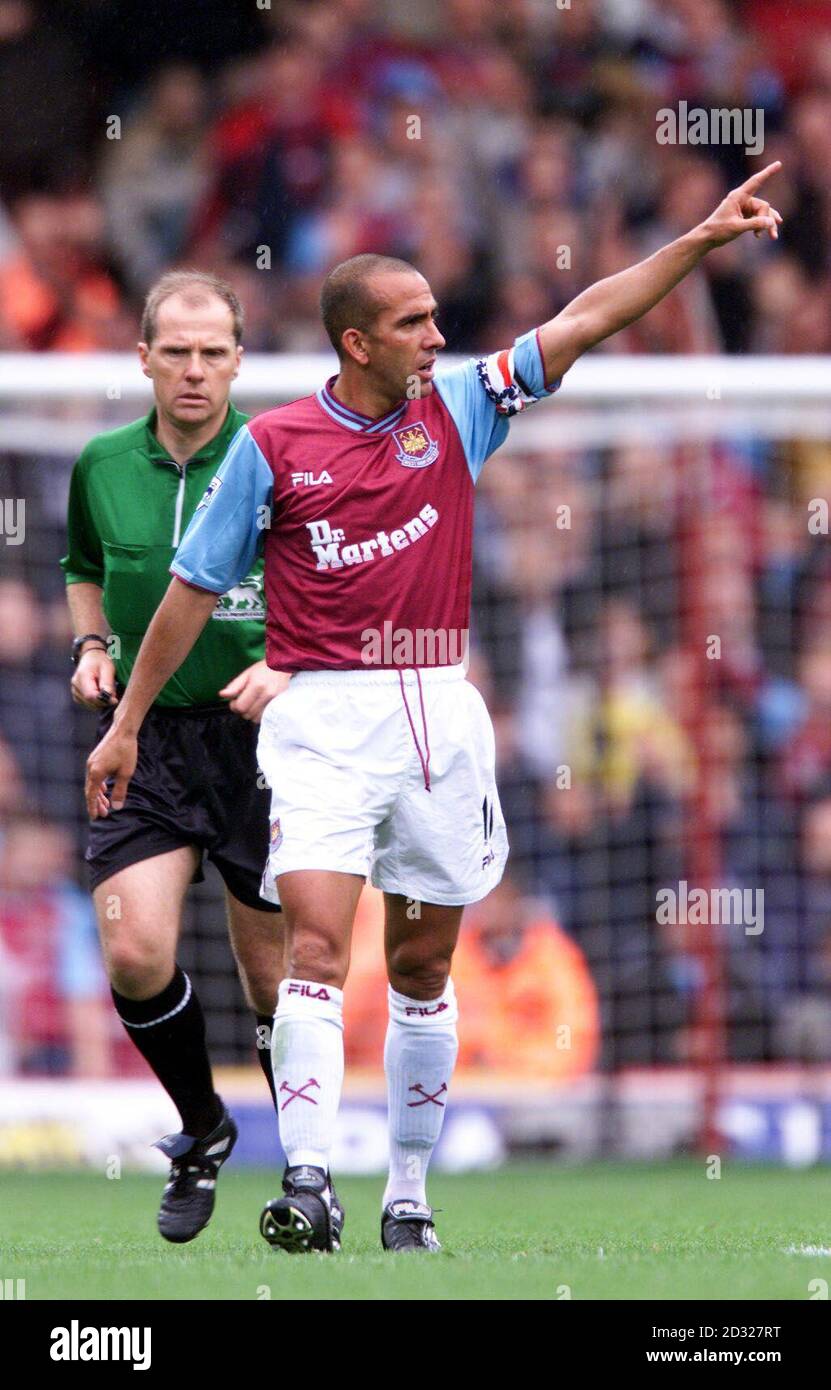 Paolo di Canio di West Ham United indossa una bandiera americana a strisce e stelle sul braccio sinistro festeggia dopo aver segnato il secondo goal durante la partita fa Barclaycard Premiership contro Newcastle United a Upton Park, Londra. QUESTA IMMAGINE PUÒ ESSERE UTILIZZATA SOLO NEL CONTESTO DI UNA FUNZIONE EDITORIALE. NESSUN UTILIZZO DI MATERIALE DI PREMIERSHIP DA PARTE DI SITI WEB/INTERNET A MENO CHE IL SITO NON SIA REGISTRATO PRESSO L'ASSOCIAZIONE CALCISTICA PREMIER LEAGUE Foto Stock