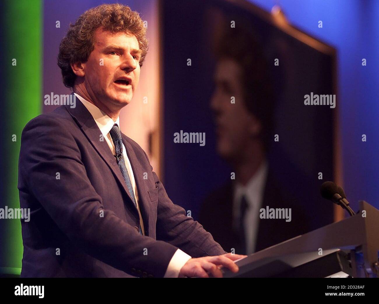 Il portavoce ombra per l'ambiente, l'alimentazione e gli affari rurali Peter Ainsworth si rivolge alla conferenza del Partito conservatore a Blackpool il secondo giorno. 23/03/02 : OGGI si sta lanciando un'offerta conservatrice per proteggere e sostenere la vita rurale. L'onorevole Ainsworth si è impegnato a promuovere il nuovo gruppo d'azione conservatore rurale (MARG), che sarà inclusivo, attivo e che si batterà su questioni importanti per le comunità rurali. L'annuncio, in occasione dell'annuale Forum di primavera del partito ad Harrogate, arriva dal momento che le città e i villaggi rurali si stanno ancora inanellando dagli effetti dell'epidemia di afta epizootica, oltre ai timori Foto Stock