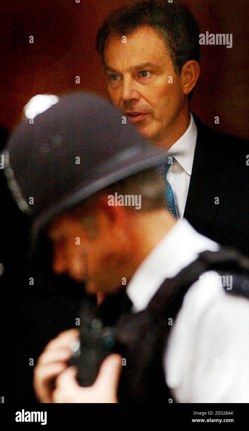 Il primo Ministro Tony Blair si trova sui gradini di Downing Street 10. In precedenza aveva promesso che la coalizione internazionale non avrebbe dovuto allontanarsi dall'Afghanistan dopo il conflitto immediato con Osama bin Laden e il regime talebano era finito. * riconobbe che l'Occidente aveva trascurato la regione dopo che la Russia fu espulsa dal paese nell'ultimo conflitto della Guerra fredda. Foto Stock