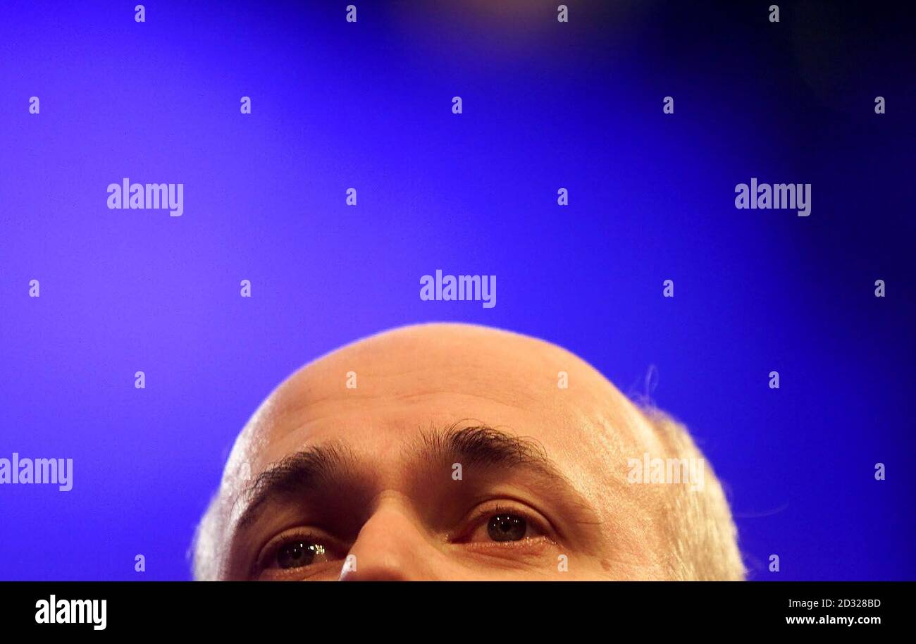 Il leader del Partito conservatore Iain Duncan Smith durante il suo discorso di apertura alla conferenza di Blackpool. Il leader Tory si è impegnato a sostenere pienamente la guerra al terrorismo condotta dalle forze di coalizione. * ..... Nel suo primo discorso in qualità di leader del partito, Duncan Smith ha detto: "Gli uomini responsabili degli oltraggi in America devono pagare per il loro male". 14/3/04: Gli scienziati hanno individuato una serie di geni vitali per la crescita dei capelli, offrendo nuove speranze alle sfide follicali. I ricercatori credono che i geni, scoperti nelle cellule prese dai follicoli del topo, potrebbero fornire molti nuovi obiettivi per Foto Stock