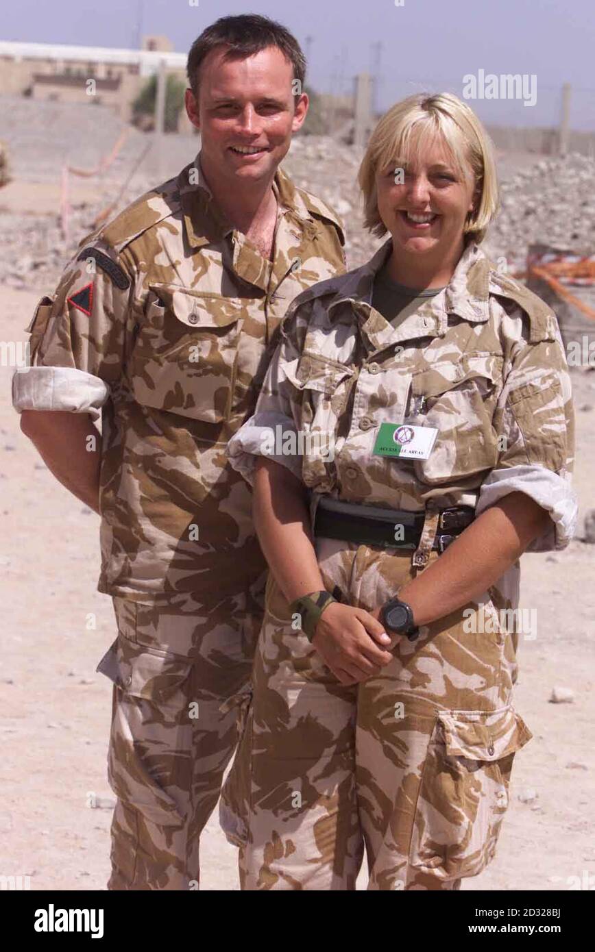 Soldati Paul Taylor, 22, dagli ingegneri e Lynn Stevenson, 30, da segnali che hanno pranzato con il primo ministro Tony Blair, alla base militare al Shaa'afa che è usata dalle truppe britanniche nell'Oman del nord. Il signor Blair è in visita diplomatica di due giorni nella zona. La base è il centro dell'operazione Swift Sword II, che coinvolge più di 20,000 militari britannici e donne nel più grande dispiegamento dalla guerra del Golfo, anche se le forze non sono coinvolte negli attuali attacchi contro l'Afghanistan. Foto Stock