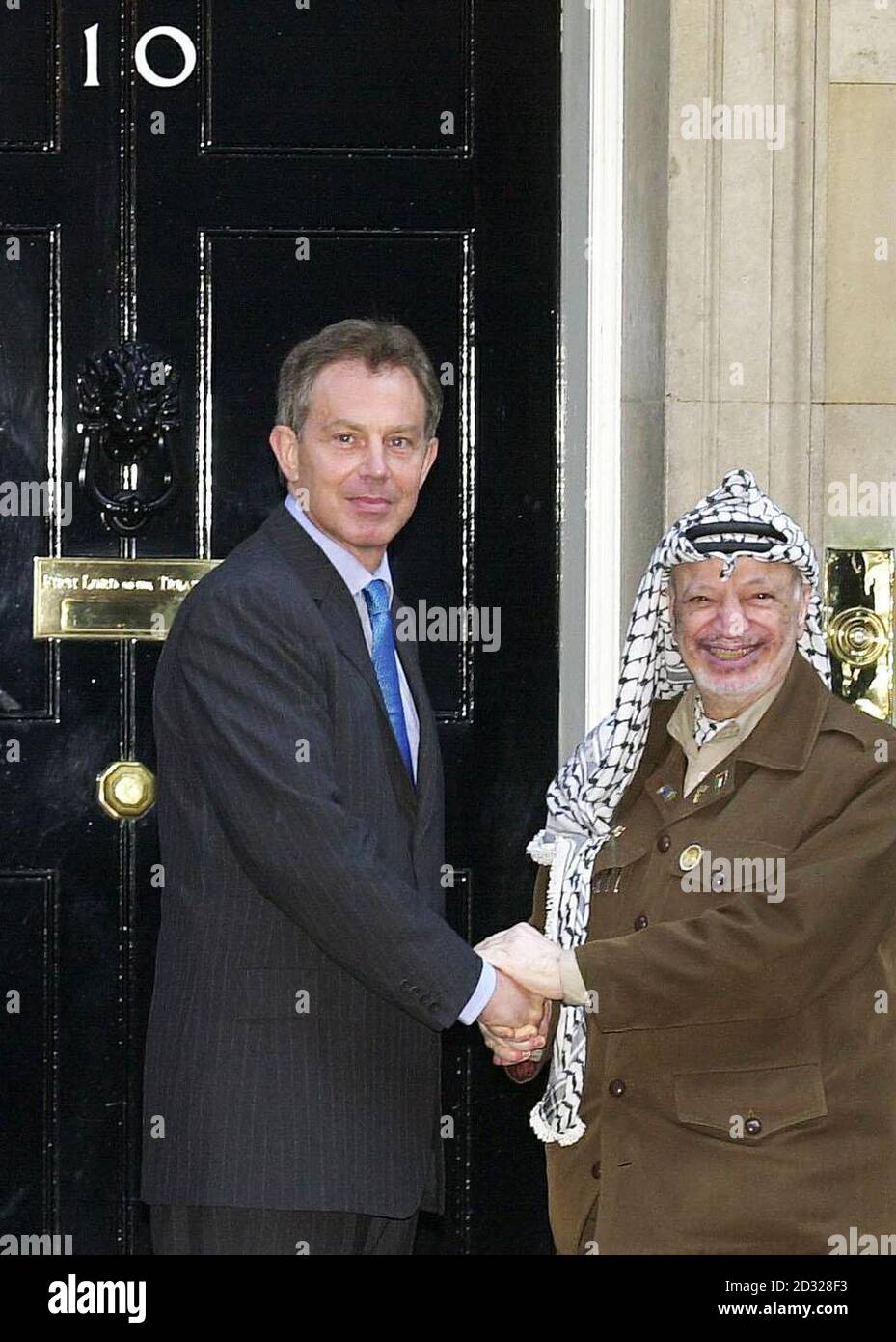 Il primo ministro britannico Tony Blair saluta il leader palestinese Yasser Arafat, fuori Downing Street. Foto Stock