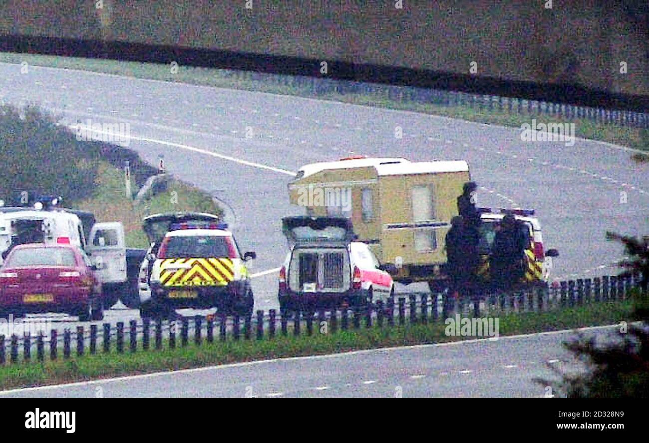 La polizia che circonda una casa di camper (catturata a sinistra della foto) sull'autostrada M4, mentre gli ufficiali continuano le loro trattative con un uomo parcheggiato sulla spalla dura con il suo figlio di due anni. * il tratto di strada è stato sigillato in entrambe le direzioni circa cinque miglia a ovest di Swindon, Wiltshire. La polizia ha detto che stavano negoziando con l'uomo, a seguito di una disputa di custodia. Foto Stock