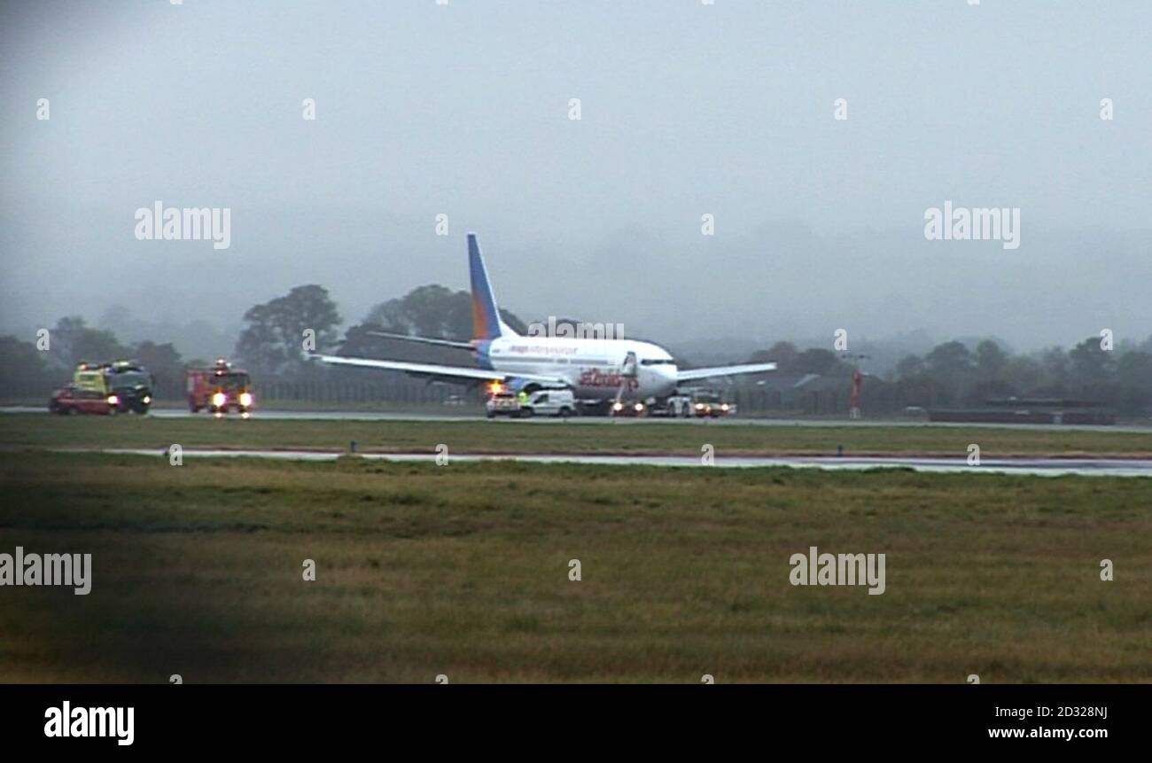 MIGLIORE QUALITÀ DISPONIBILE: Video di PA afferrare di un aereo Jet2, che ha dovuto essere evacuato dopo che il fumo è stato individuato nella cabina all'aeroporto di Glasgow. Foto Stock