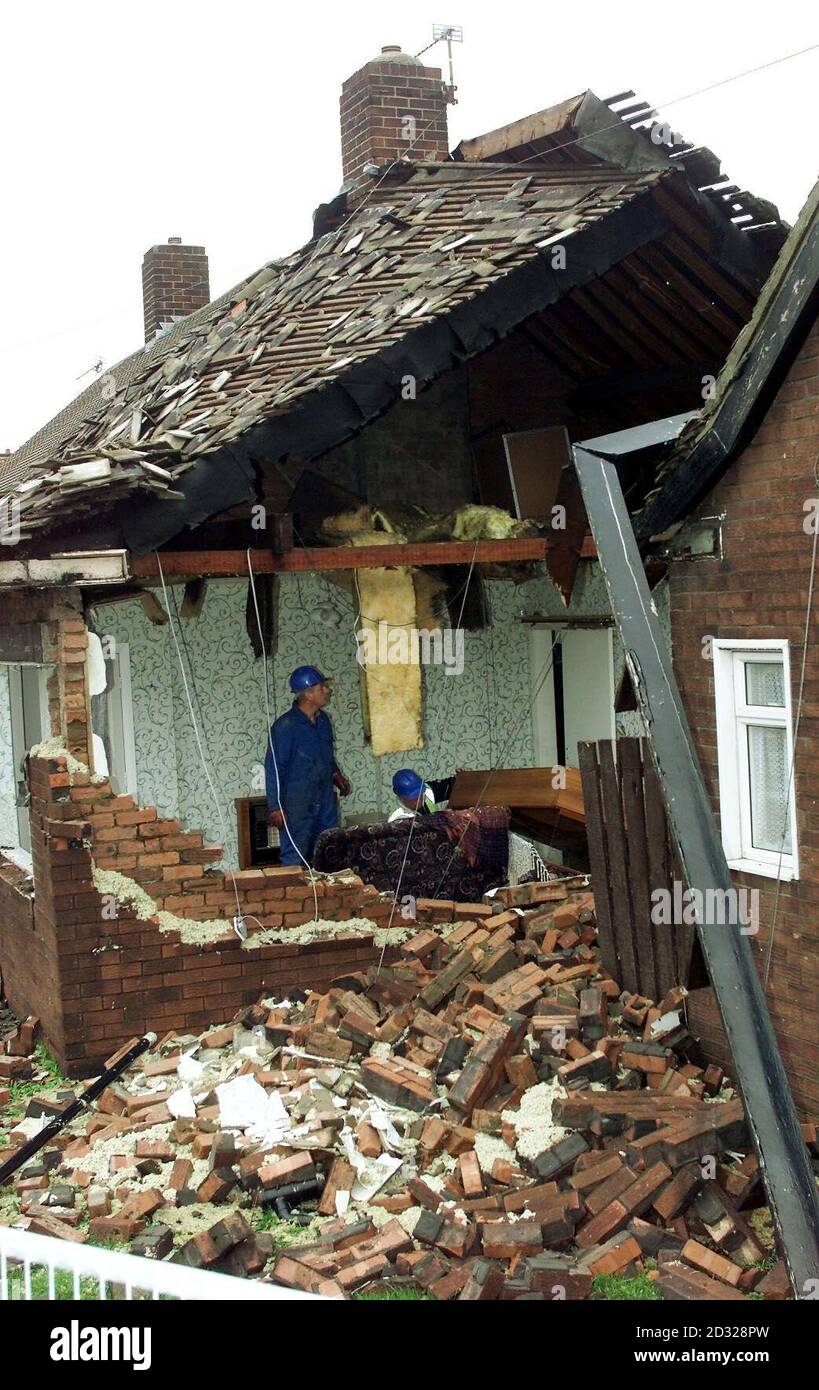 Il bungalow di una donna di 83 anni che è stato strappato a parte da ciò che si ritiene essere stata un'esplosione di gas. La donna, Jane Potts, ha avuto una fuga miracolosa a casa a Redcar Road, Sunderland, Tyne & Wear. * ha risposto alla porta d'ingresso ai servizi di emergenza completamente ignaro che metà del suo bungalow ad una camera da letto era stato completamente appiattito dall'esplosione, il PA è stato detto. È stata portata al Sunderland Royal Hospital come precauzione. Foto Stock