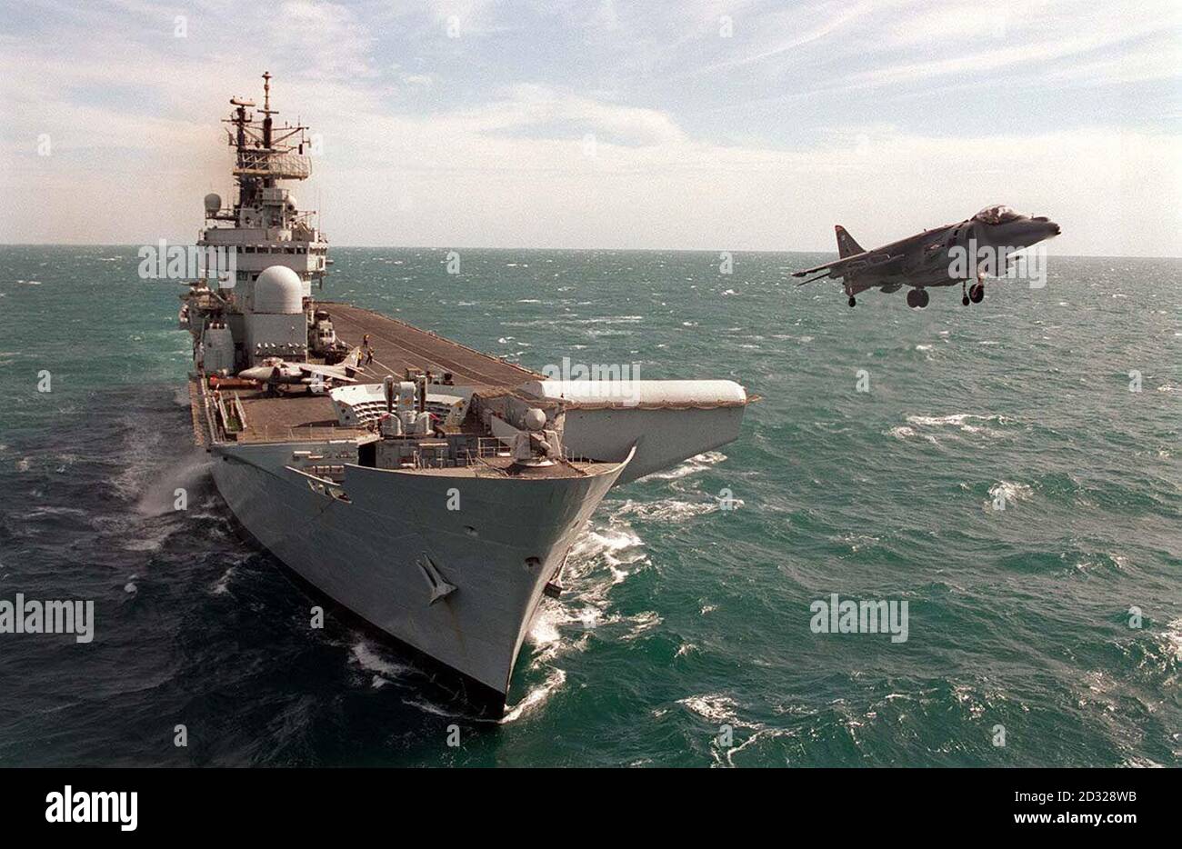 Il vettore aereo HMS Illustrious, attualmente impiegato in esercizio nel Golfo come parte dell'esercizio Saif Sareea II Si prevede che il governo annuncerà più tardi, che la nave, rimarrà nella zona per agire come base. * ... per i membri delle truppe artiche e di guerra di montagna di 3 Commando Brigade che possono essere dispiegati in Afghanistan insieme con il vettore elicottero HMS Ocean e la nave d'assalto HMS Fearless. 27/07/04: La Royal Navy tornerà al timone di una delle armi chiave del Regno Unito nella guerra al terrore. La portaerei gigante HMS Illustrious sarà restituita al Ro Foto Stock