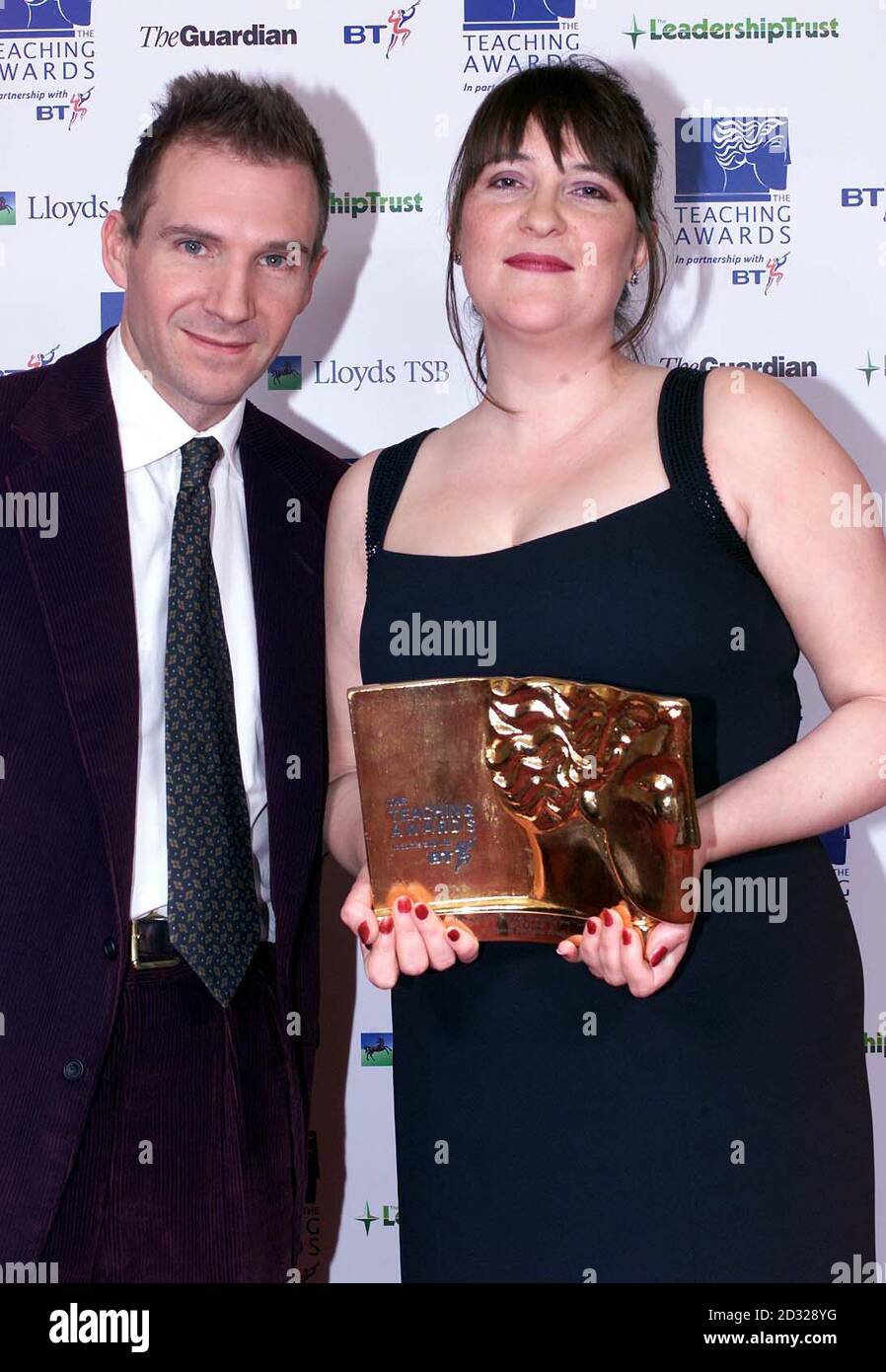 Il vincitore del Guardian Award per il miglior nuovo insegnante, Ingrid Spencer, dopo essere stato premiato dall'attore Ralph Feinnes a Londra. Foto Stock