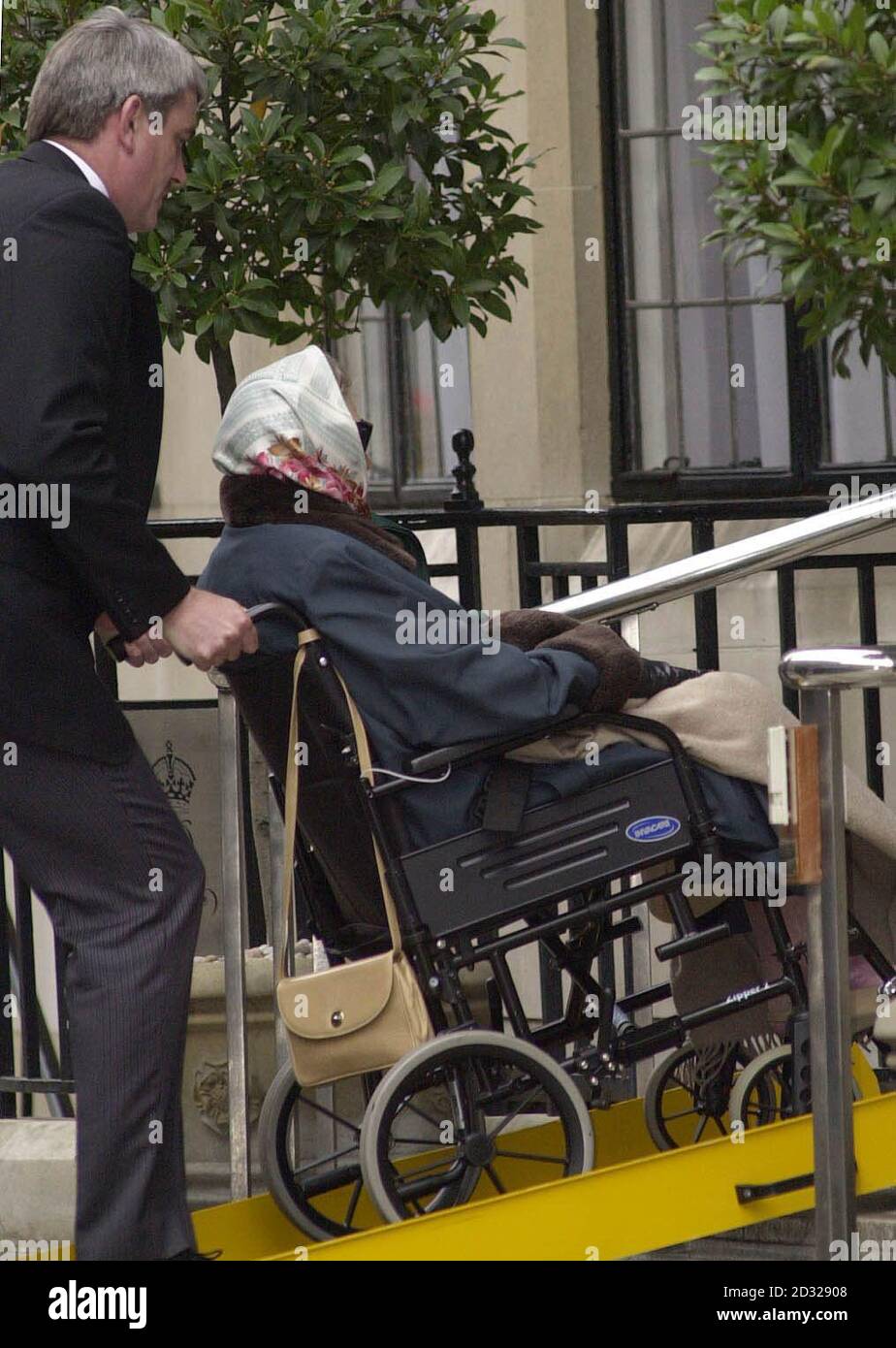 La Principessa Margaret viene portata al King Edward VII Hospital nel centro di Londra. La principessa, la sorella della regina Elisabetta II, indossava pesanti vetri scuri e il suo volto appariva gonfiato, forse come conseguenza di farmaci. * si comprende che il ricovero ospedaliero era stato organizzato e non era un ricovero di emergenza. Foto Stock
