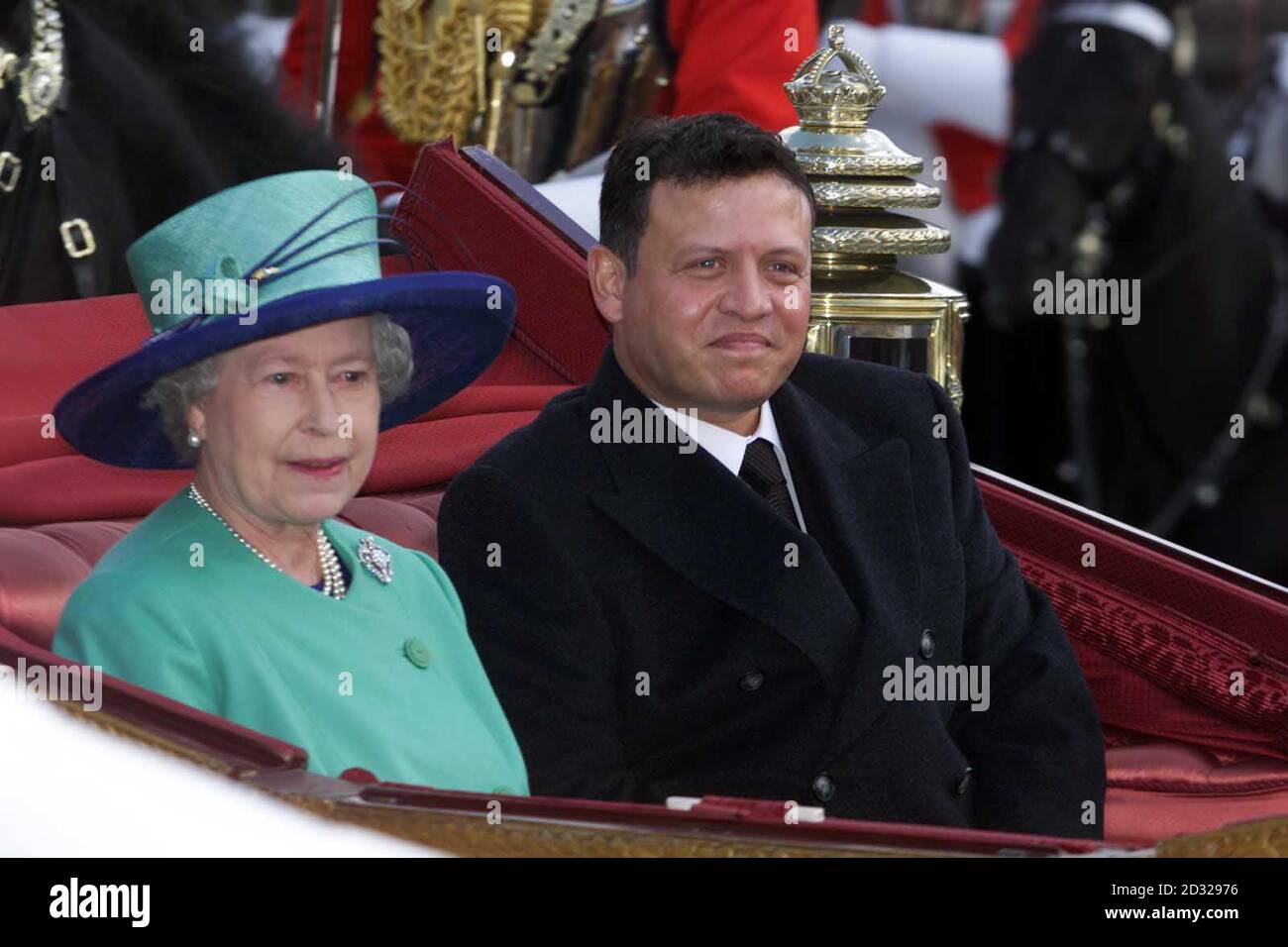 La Regina Elisabetta II della Gran Bretagna e il Re Giordano Abdullah II seduti in una carrozza a cielo aperto arrivano al Castello di Windsor, all'inizio della visita di Stato nel Regno Unito da parte del Re. Foto Stock