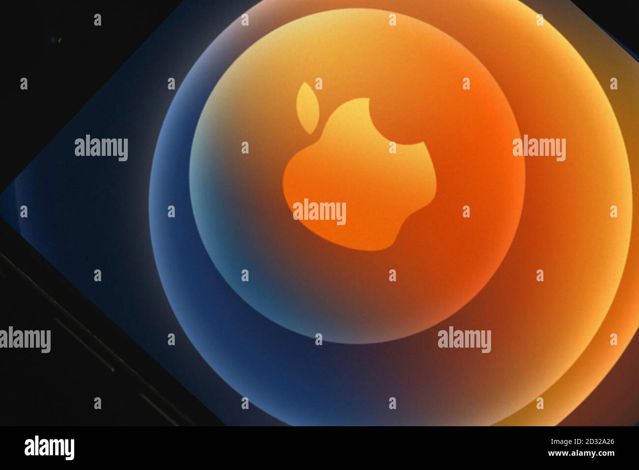 Antalya / Turchia - 06 ottobre 2020: Mani che tengono iPhone con il logo Apple Event 2020 sullo schermo. Foto Stock