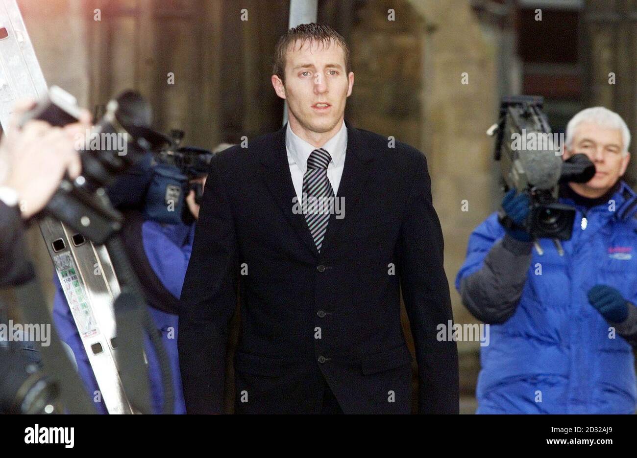 Il calciatore Lee Bowyer di Leeds United arriva a Hull Crown Court, poiché la giuria era destinata a ritirarsi per un quinto giorno per continuare a considerare i suoi verdetti. *il difensore dell'Inghilterra Jonathan Woodgate e l'ex capitano dell'Inghilterra Under-21 Lee Bowyer sono accusati di aver partecipato ad un attacco di strada nel centro di Leeds, nel quale uno studente di 21 anni è stato lasciato con ferite, tra cui un naso e un zigomo rotti e una gamba fratturata. Woodgate, 21, di Middlesbrough, Bowyer, 24, di Leeds, e Paul Clifford e Neale Caveney, entrambi 22 e da Middlesbrough, negano causando Sarfraz Najeib dolore corporeo con intento i Foto Stock