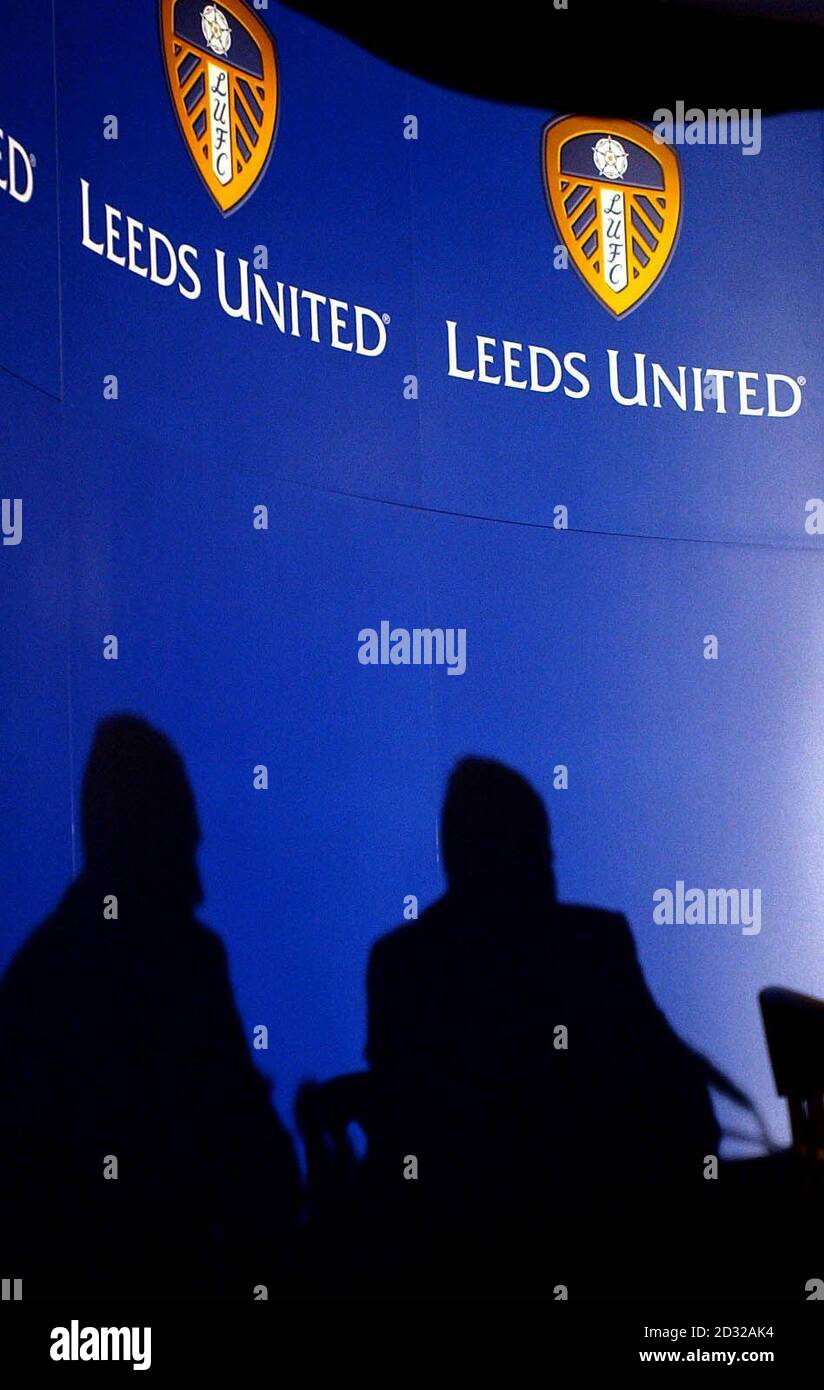 Il Presidente del Club di Leeds United, Peter Ridsdale, e il responsabile della stampa Dave Walker parlano del caso che coinvolge due dei suoi giocatori in una conferenza stampa a Elland Road. *... Peter Ridsdale, ha detto ai giornalisti che i giocatori sarebbero ancora disponibili per la selezione da parte del manager del club. "Alla luce dei verdetti odierni, metterò entrambi i giocatori a disposizione di David o'Leary", aggiungendo che si trovava in piedi per la posizione originale del club che entrambi non avrebbero giocato se fossero stati condannati per GBH con intento. Foto Stock