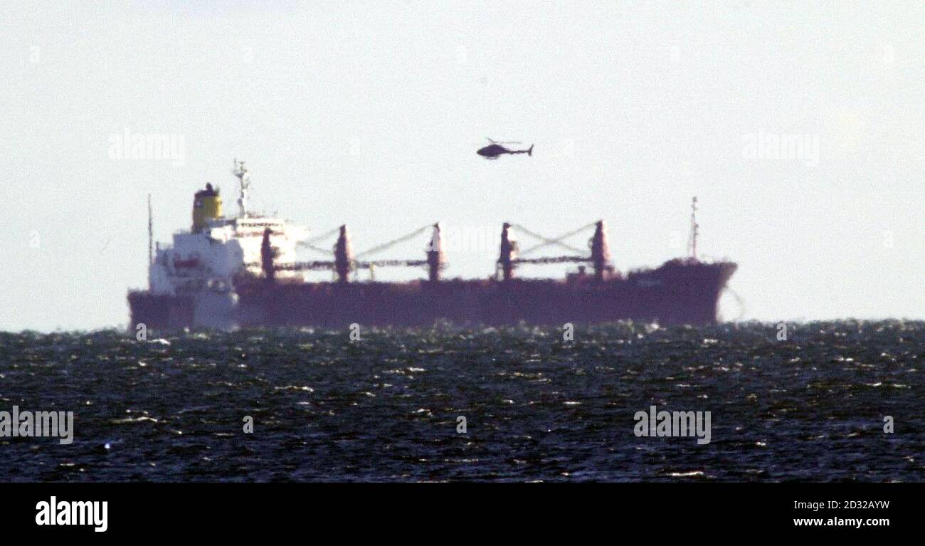 Un elicottero sorvola la MV Nisha, ormeggiata a un chilometro e mezzo di distanza dalla costa a Sandown Bay, Isola di Wight, dopo essere stata intercettata la notte scorsa a seguito di sospetti che stava trasportando 'materiale terroristico'. * dopo che la nave è stata intercettata nelle acque internazionali al largo della costa del Sussex, a circa 30 miglia a sud di Beachy Head, è proseguita una ricerca a pollici della nave da carico da parte di ufficiali antiterrorismo. *26/12/01 UN elicottero sorvola la MV Nisha, ormeggiata a un chilometro e mezzo di costa a Sandown Bay, Isola di Wight, dopo essere stata intercettata in seguito a sospetti che lei stava trasportando 'materiale terroristico'. la 450f Foto Stock